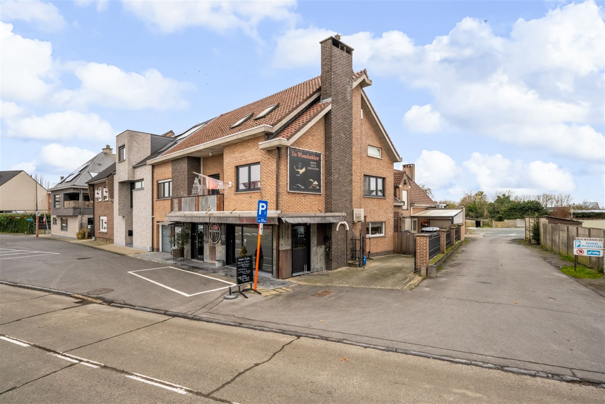 Multifunctioneel gebouw gelegen op dorp van Wieze rechtover oktoberhallen.  foto 16