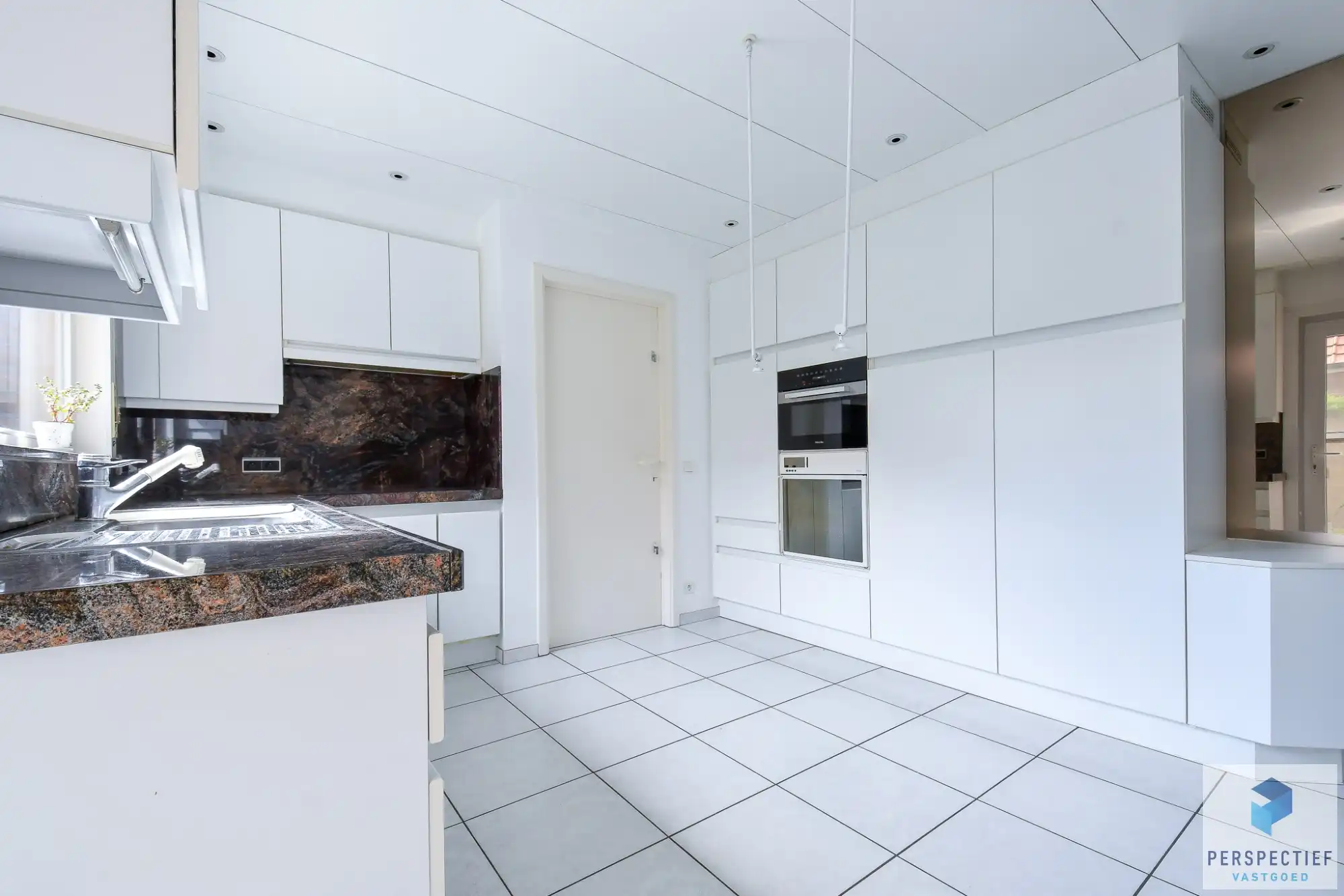 Rustig gelegen vrijstaande woning met garage, ruime tuin en prachtig open zicht foto 6