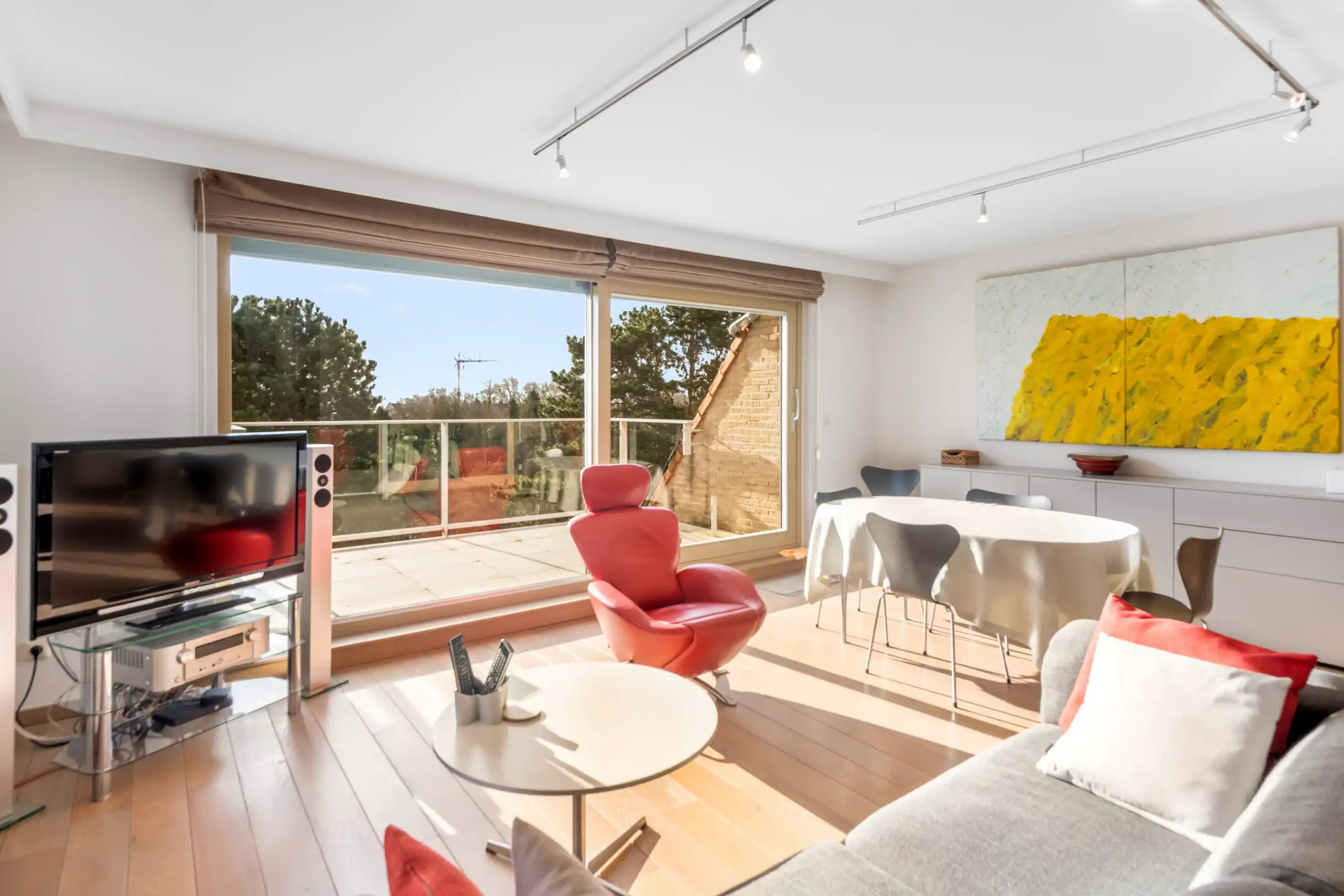 Zeer zonnig hoekappartement met zuidgericht terras, groen open zicht op Park 58  aan de rand van Duinbergen. Garage te koop in de residentie. foto {{pictureIndex}}