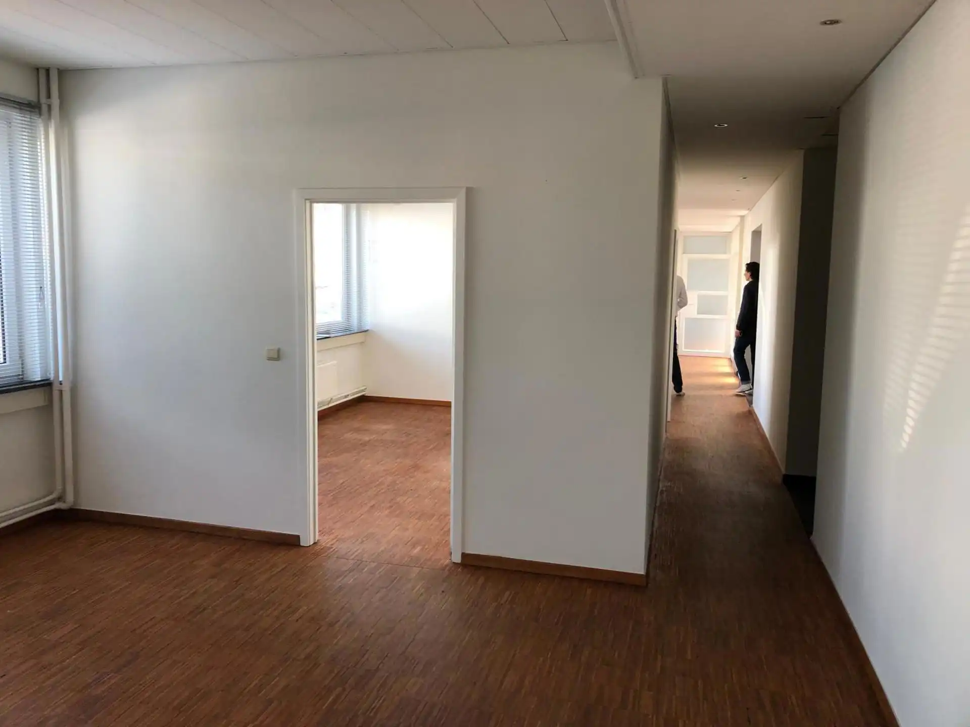 TE HUUR: Showroom + kantoor +/- 365m² foto 5