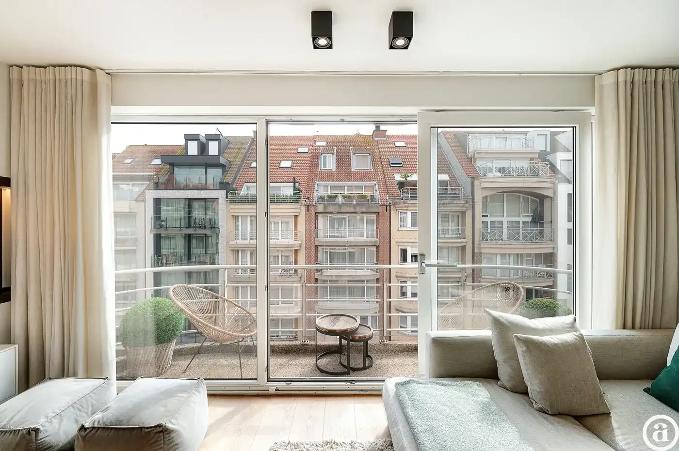 Luxueus gerenoveerd 3-slaapkamerappartement nabij de Zeedijk foto 4