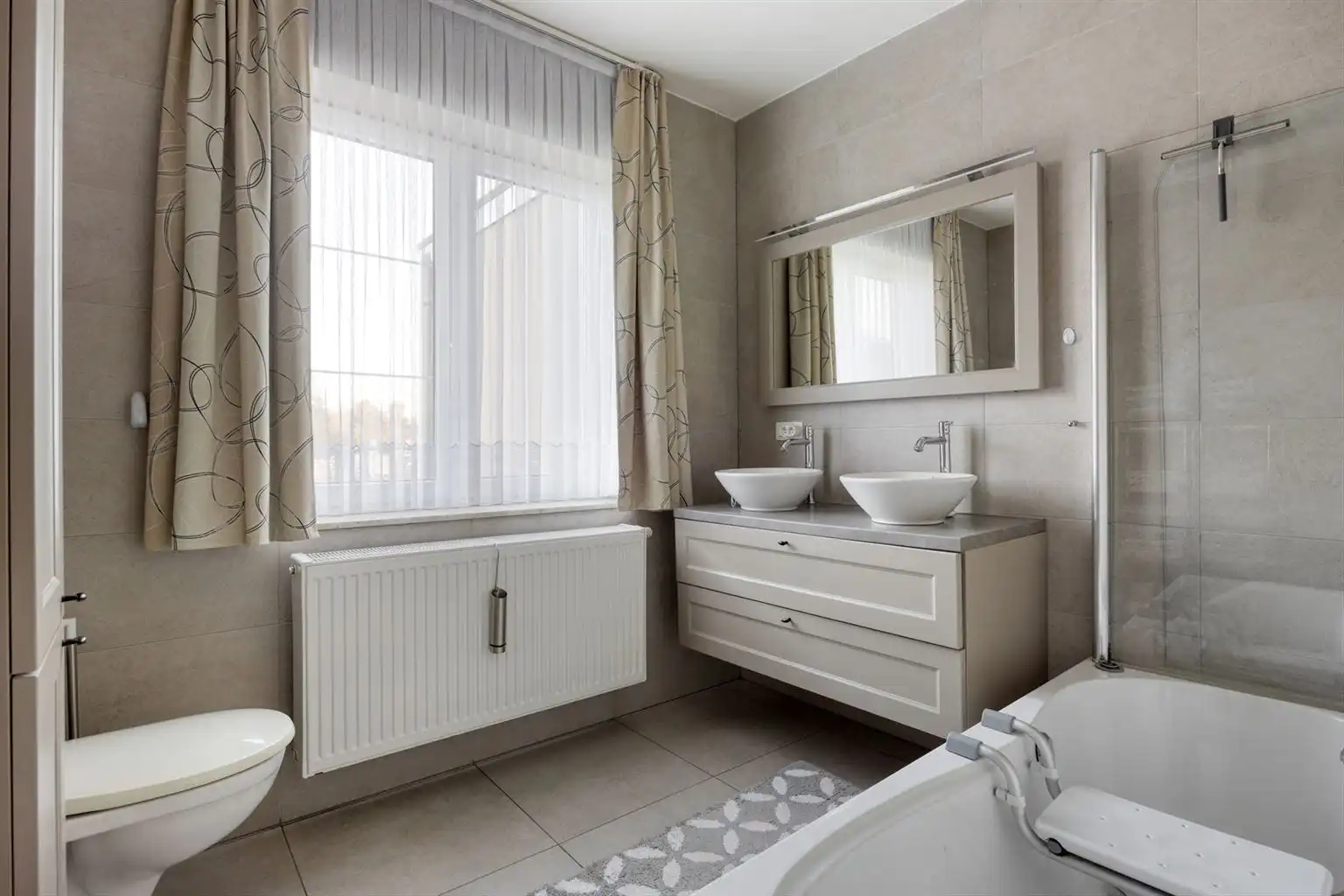 Zeer ruim, gelijkvloers appartement met 3 slaapkamers, tuin, inpandige garage en extra parkeergelegenheden gelegen nabij het centrum van Maaseik. foto 12