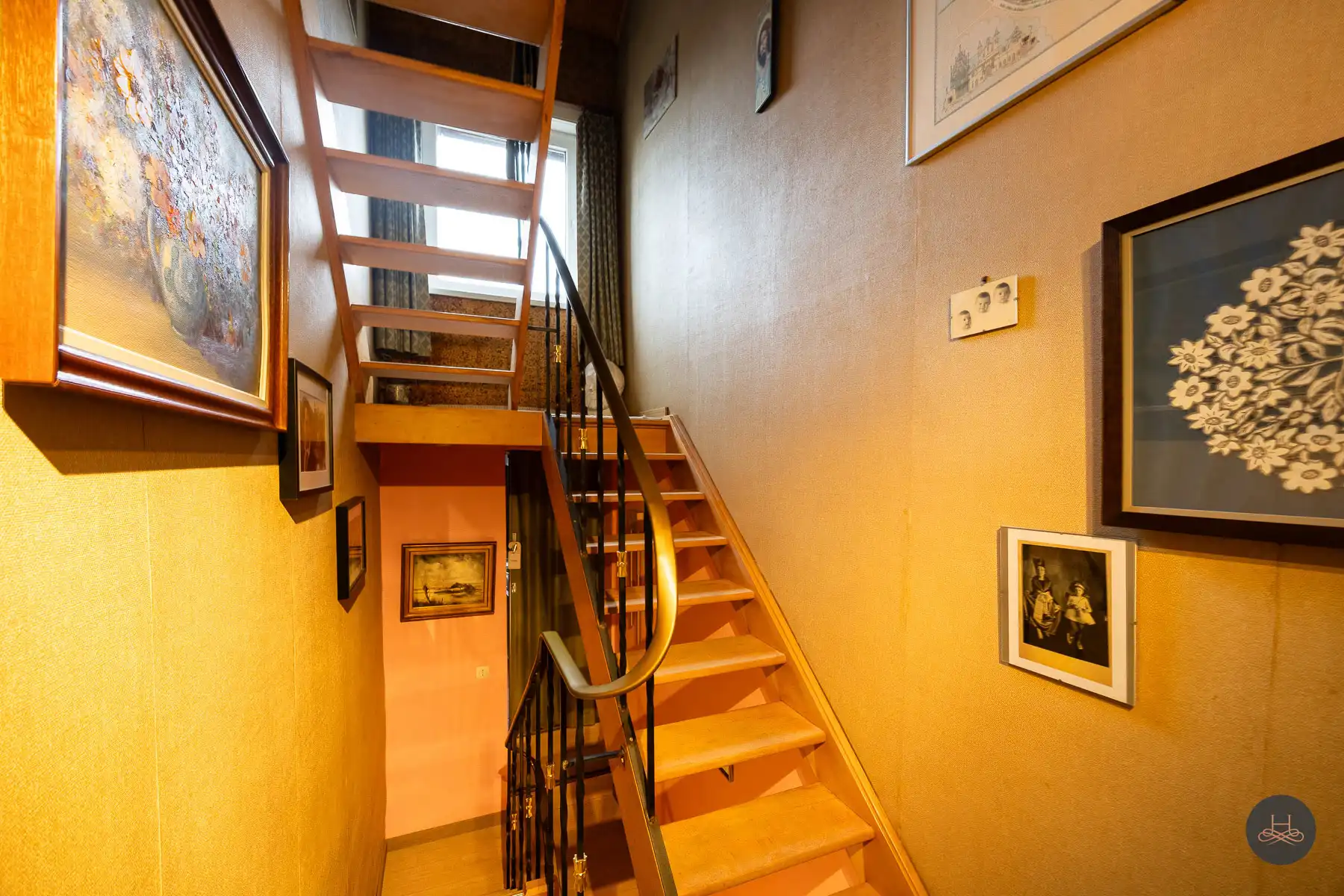 Charmante te moderniseren woning met stadskoer & terras foto 16