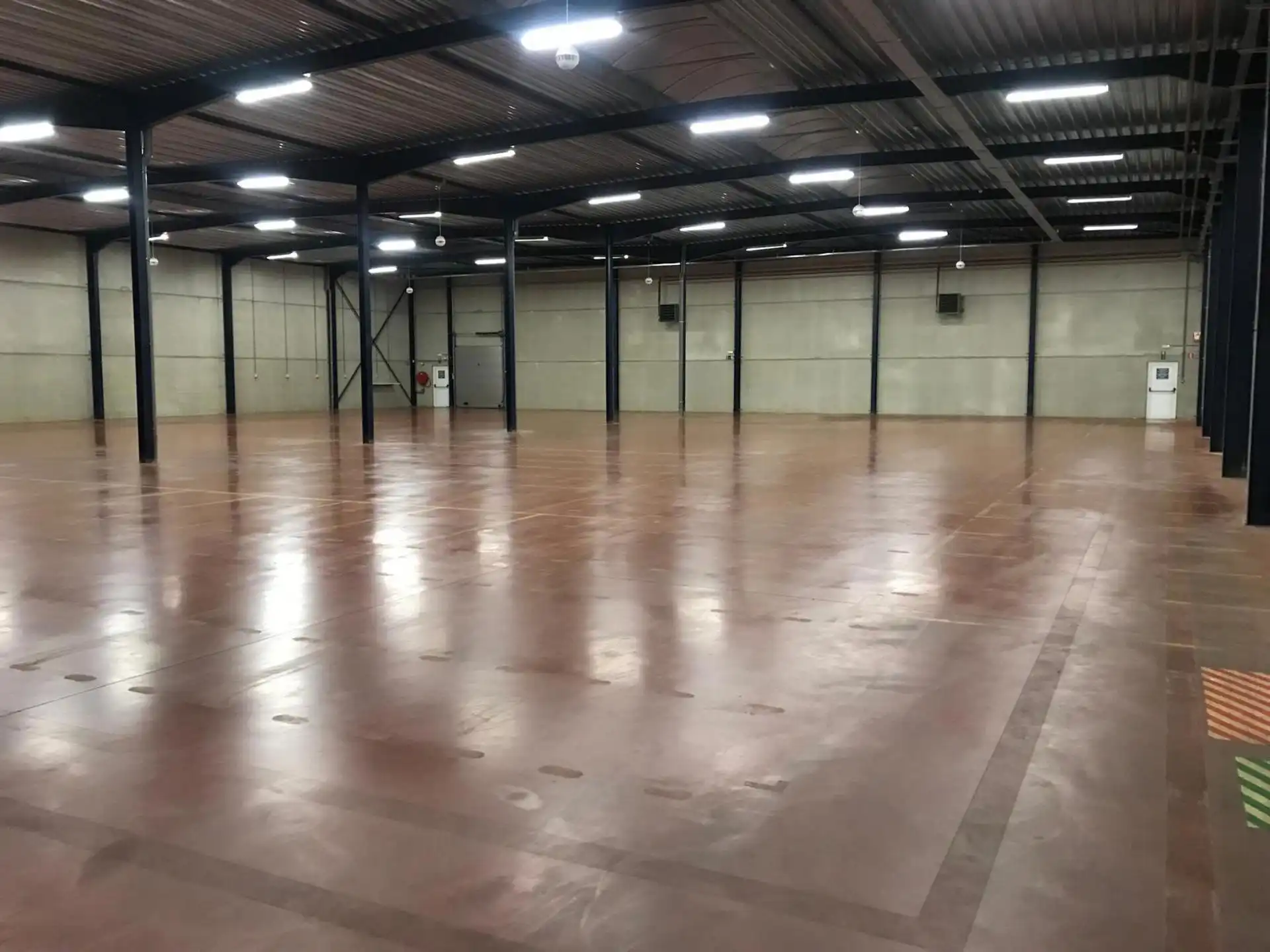 Magazijn 3.024m² met kantoor 432m² te huur foto 10