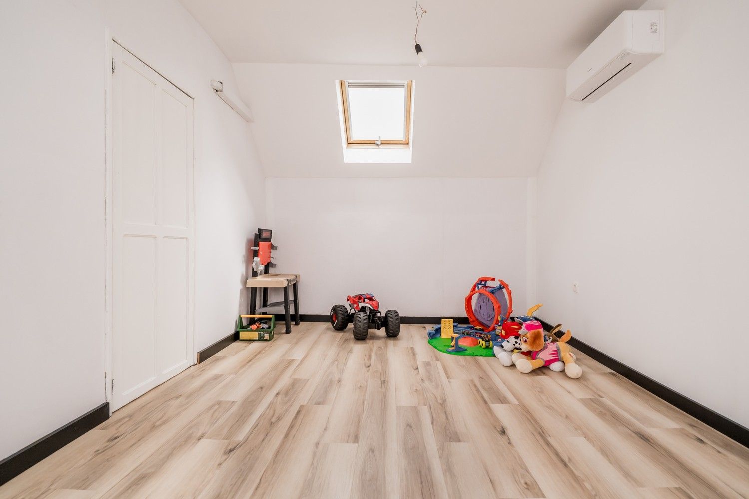 Ruime gerenoveerde woning met 4 slaapkamers en prachtige tuin foto 20