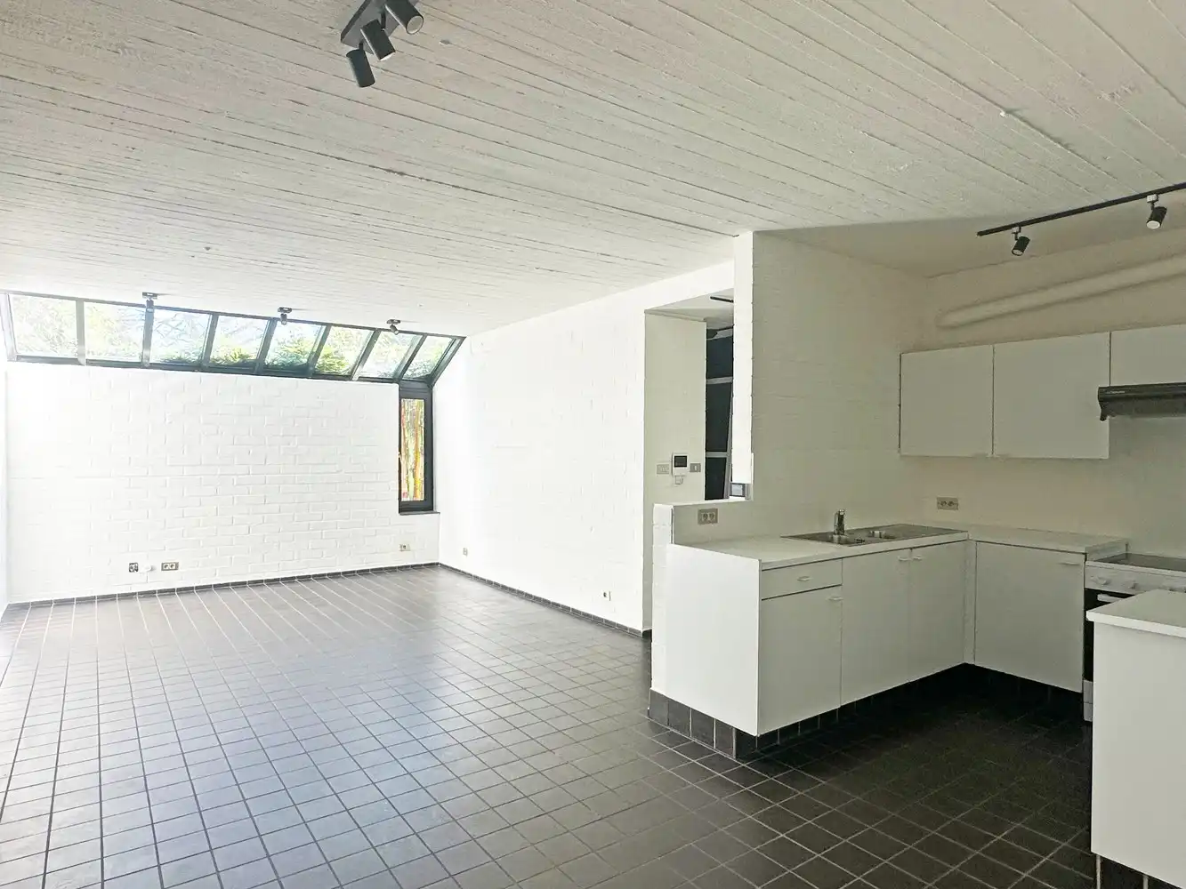 Leuke gelijkvloerse studio met buitenruimte op gunstige locatie in Hove foto {{pictureIndex}}