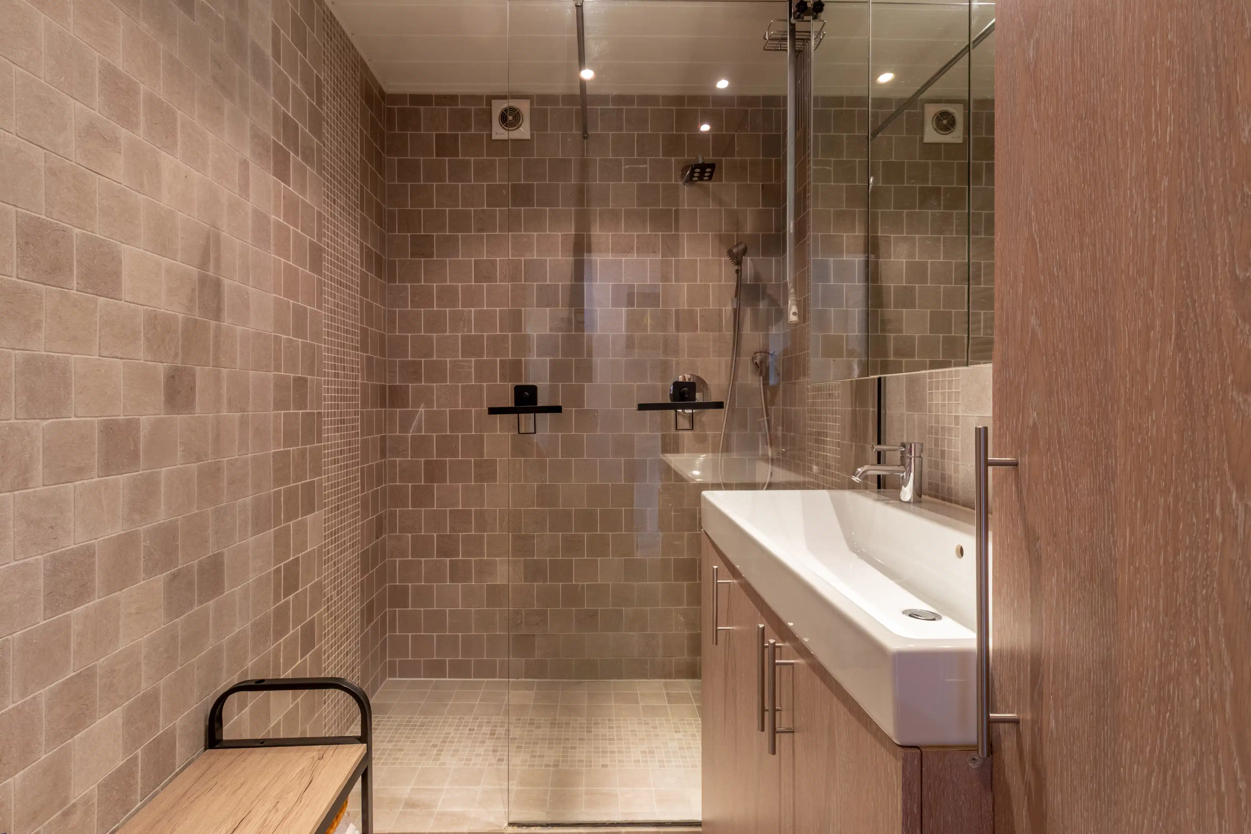 Ruim appartement met twee slaapkamers en terras foto 6