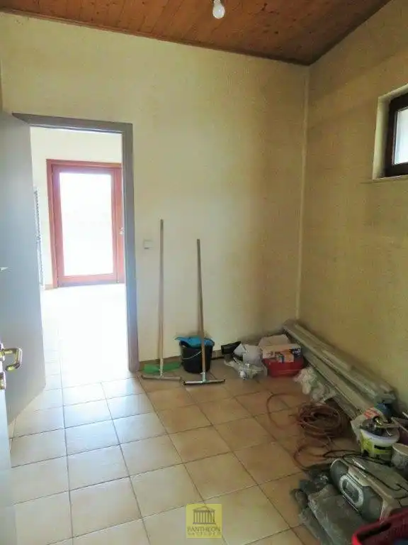 Handelspand te huur met keuken en toilet foto 4