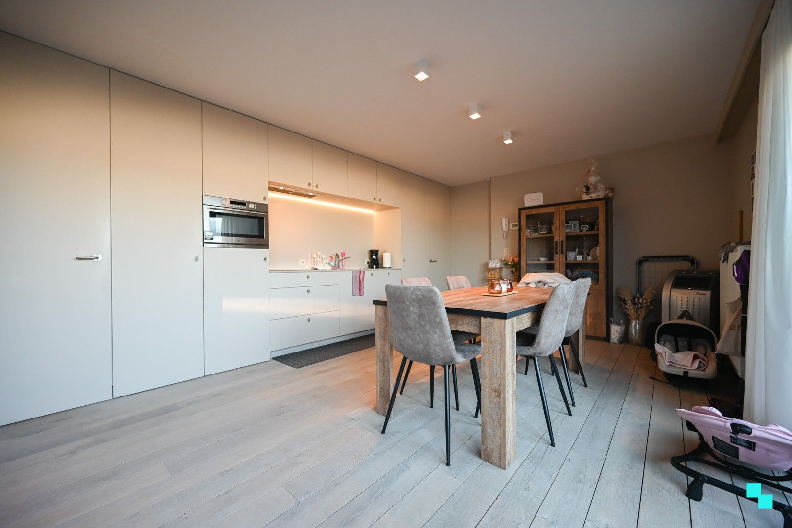 Piekfijn  afgewerkte handelsruimte met bovenliggend appartement te Kachtem foto 25