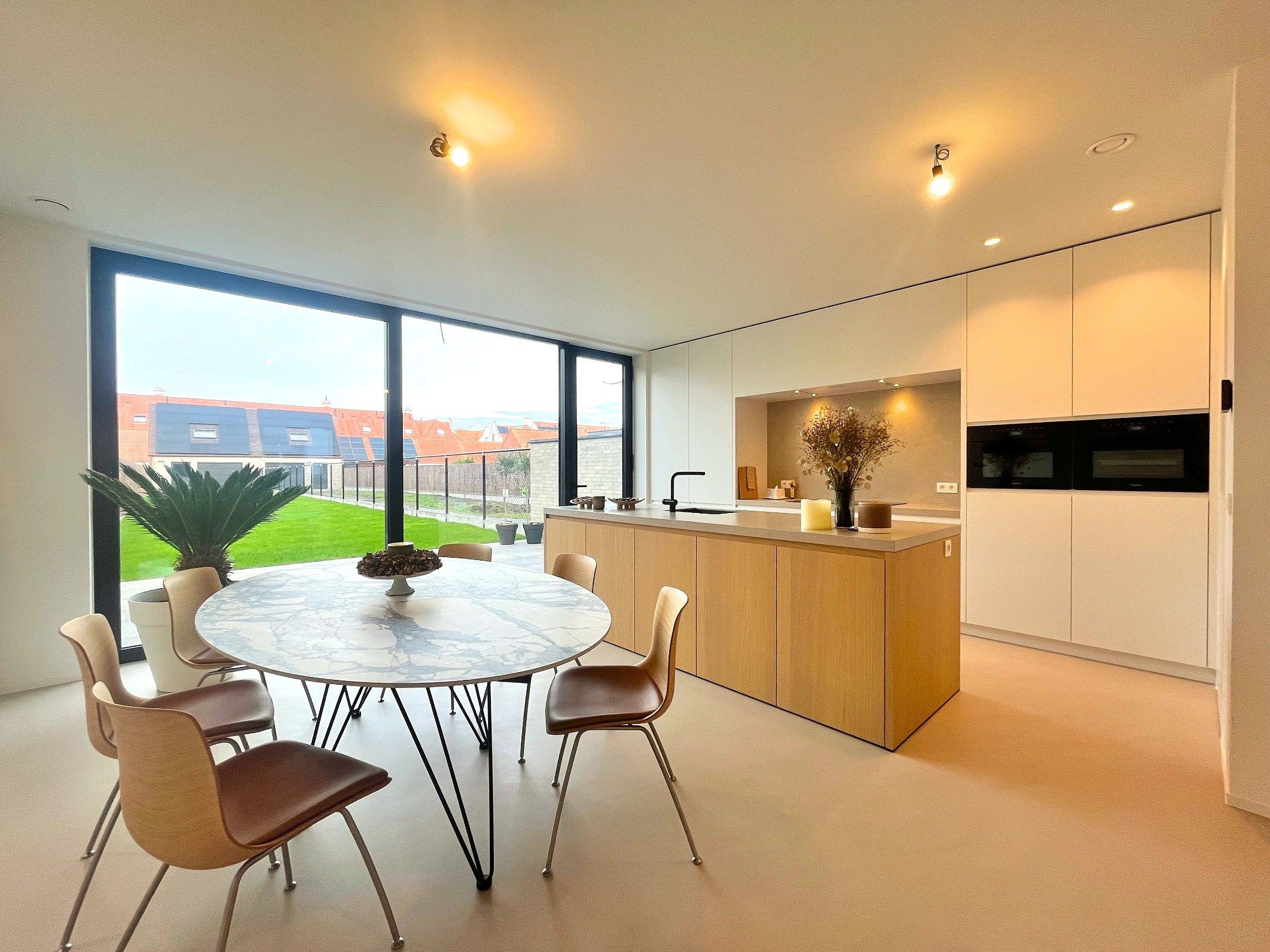 Nieuwe woning met dubbele garage te Knokke foto {{pictureIndex}}