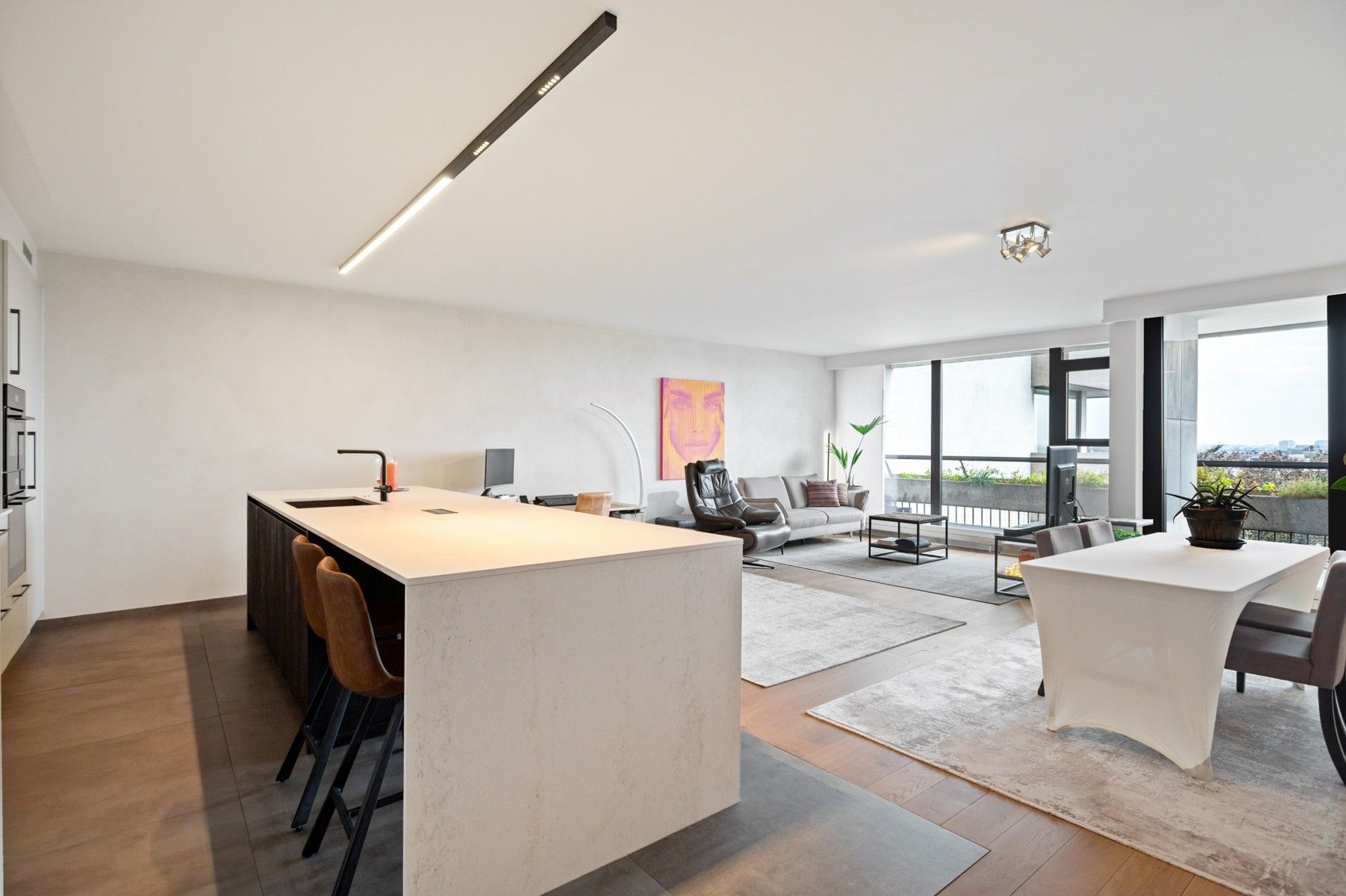 Gezellig, volledig gerenoveerd en instapklaar appartement 121m² + 26m² terras foto {{pictureIndex}}