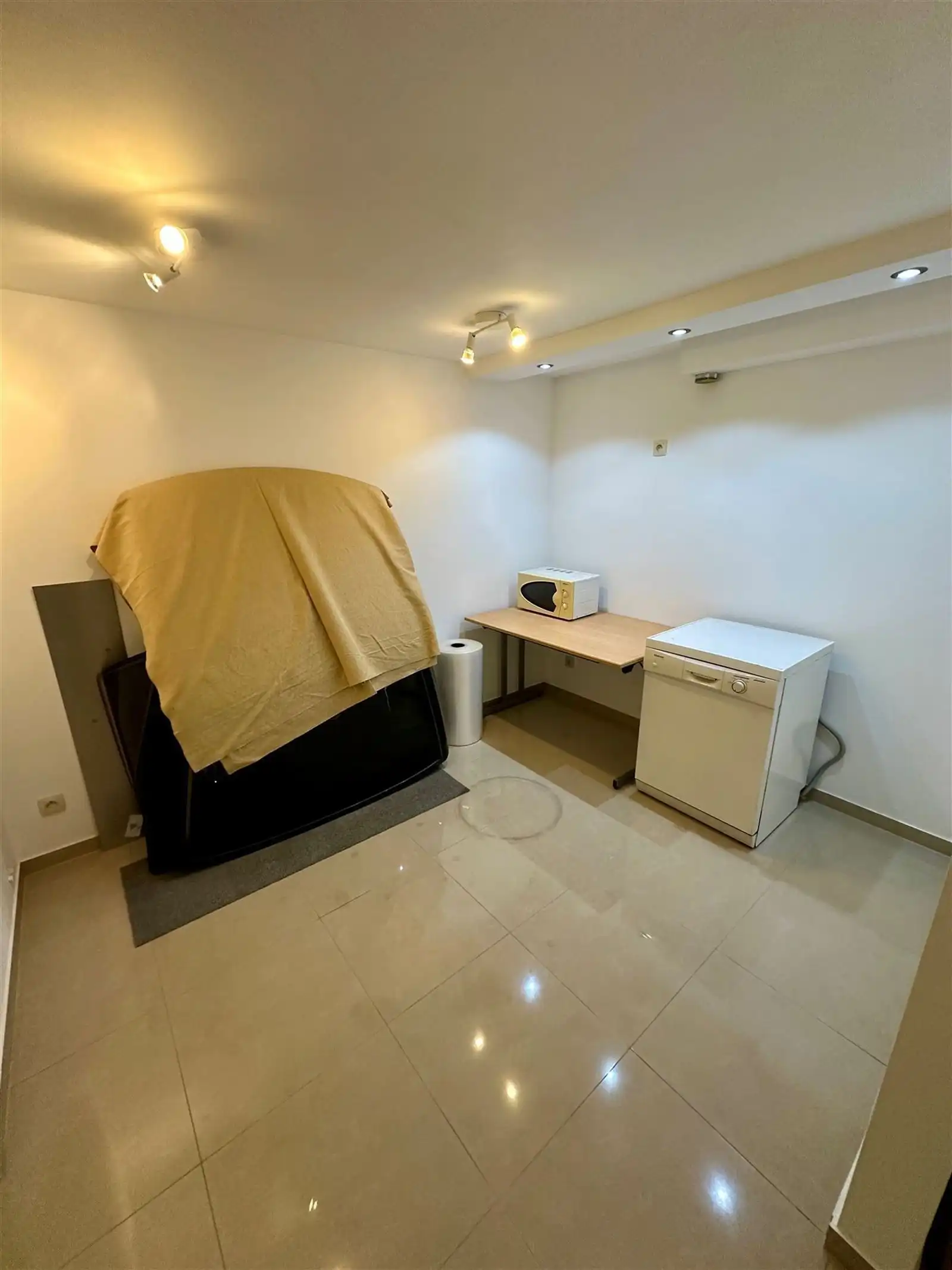 Stockage met bureel en sanitair  foto 9