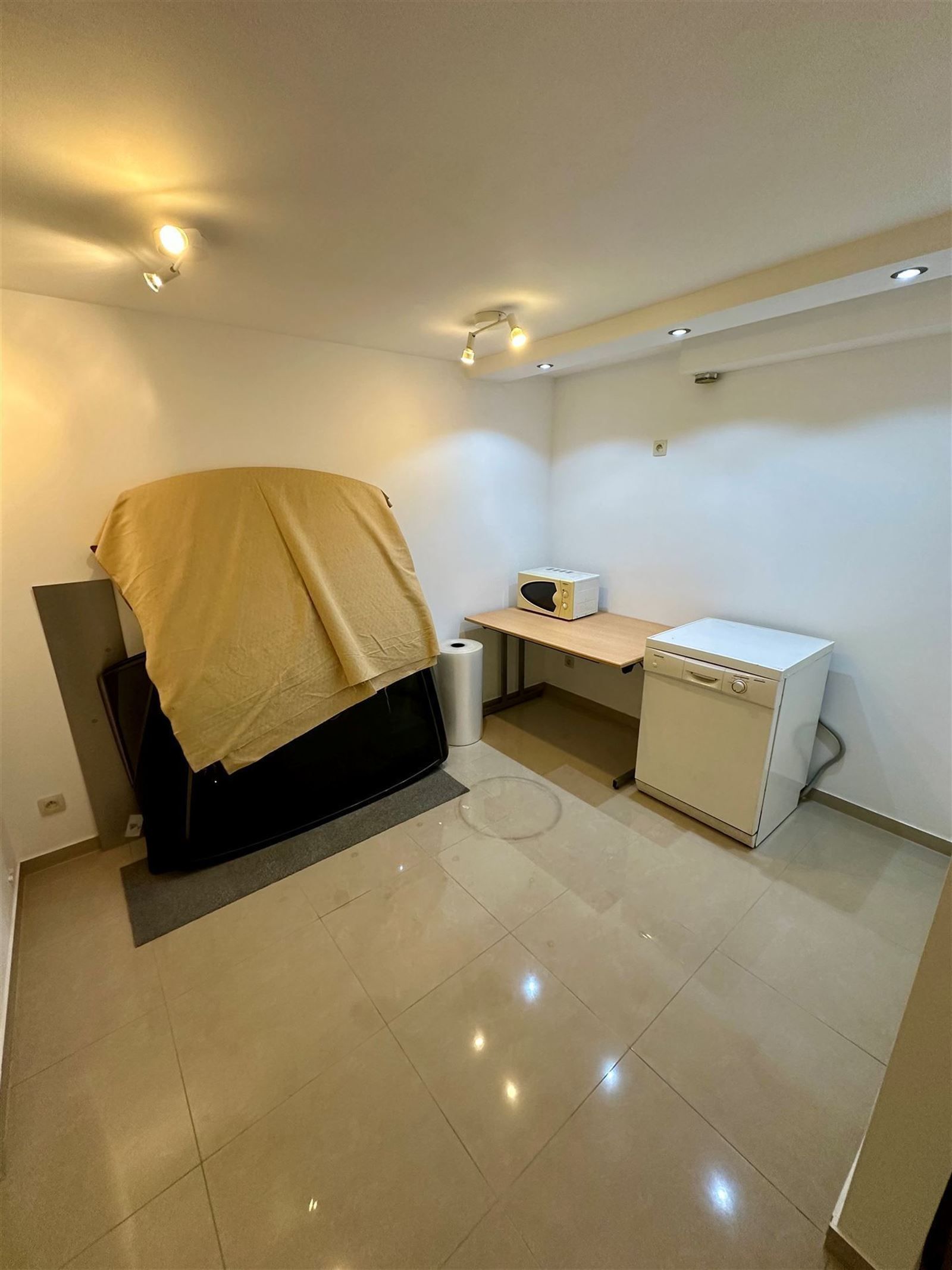 Stockage met bureel en sanitair  foto 9