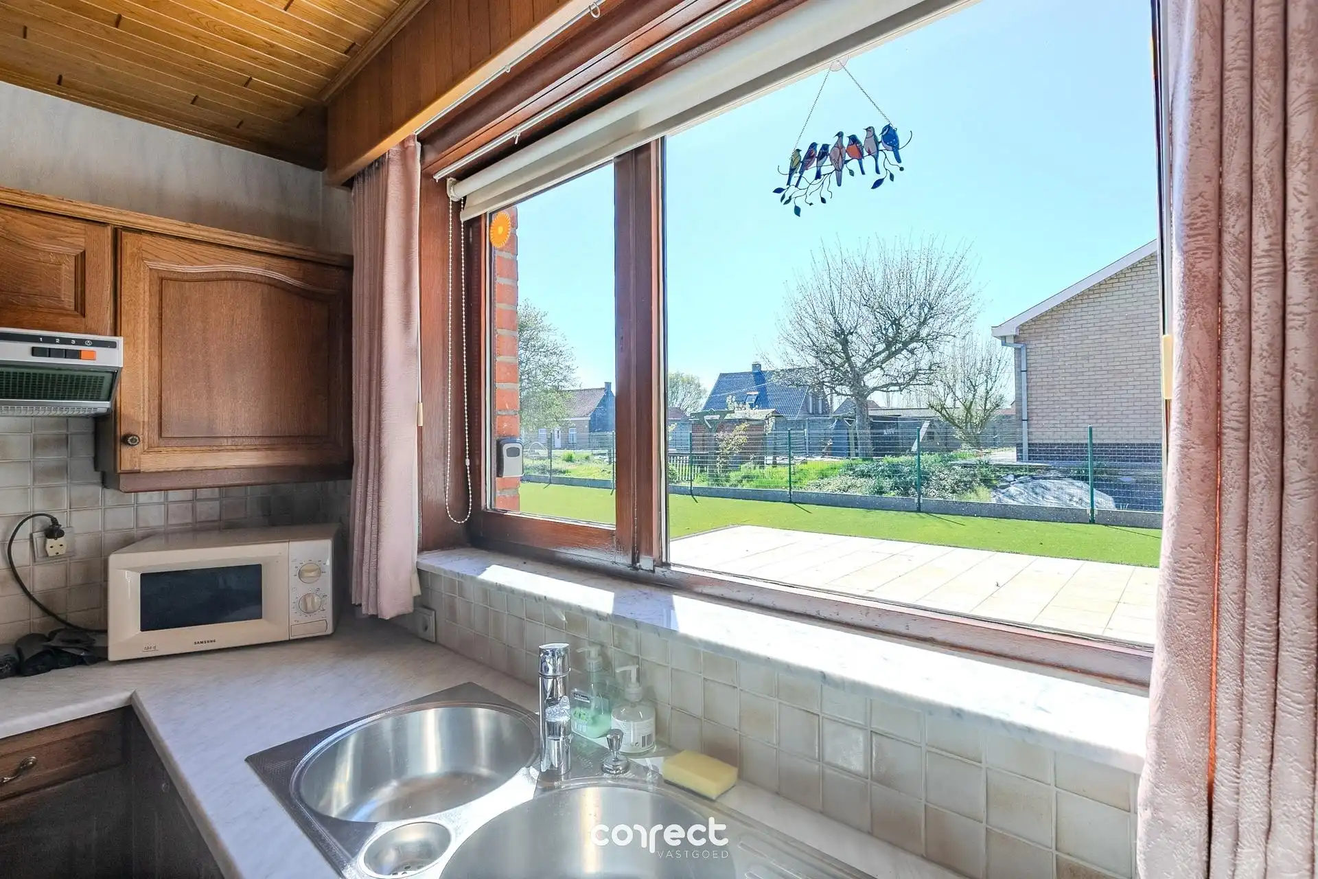 Open bebouwing op een ruim perceel met prachtig weids uitzicht, oprit en ruime losstaande garage (60 m²). foto 7