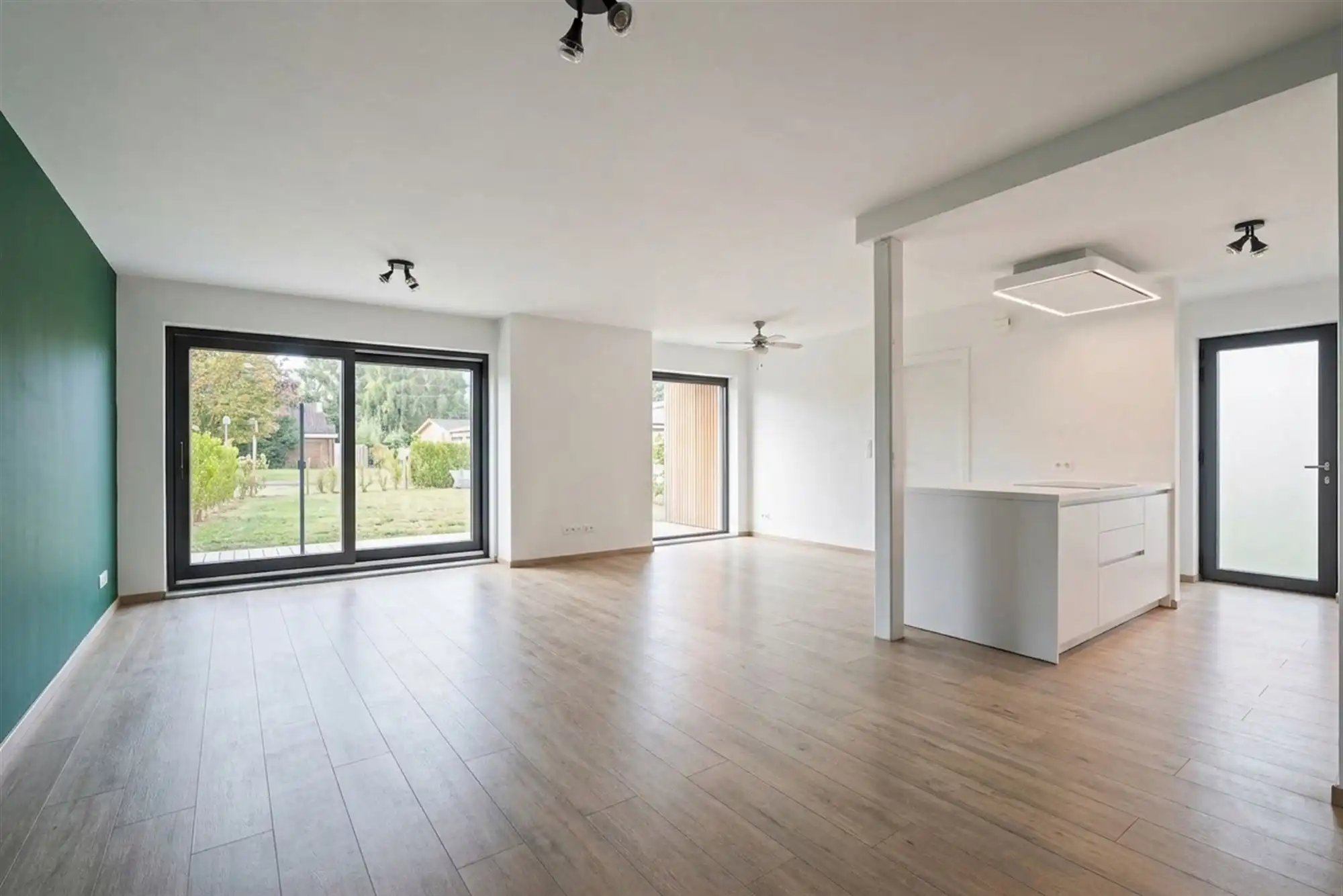 Mooi strak gelijkvloers appartement met 3 slaapkamers, tuin, inclusief garage en carport, EPC A foto 3