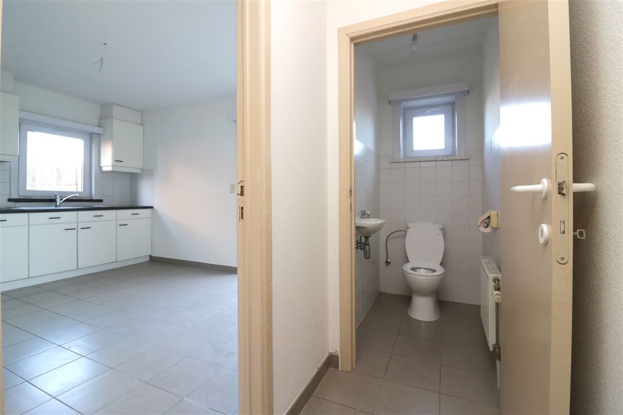 Woning met 2 slpk, terras, autostaanplaats onder de carport foto 8