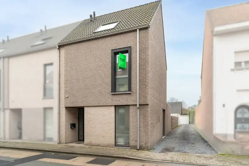 Recente halfopen woning met garage  te Heule foto {{pictureIndex}}