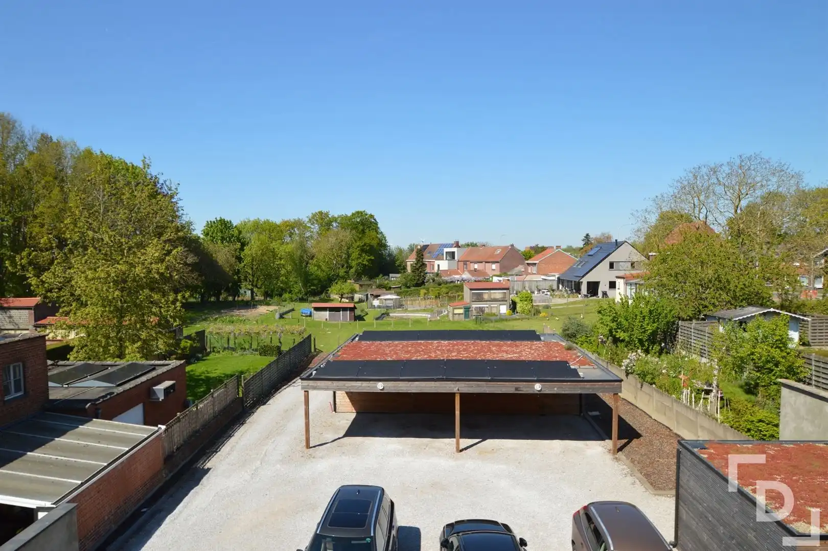 Lichtrijk appartement met carport en berging foto 11