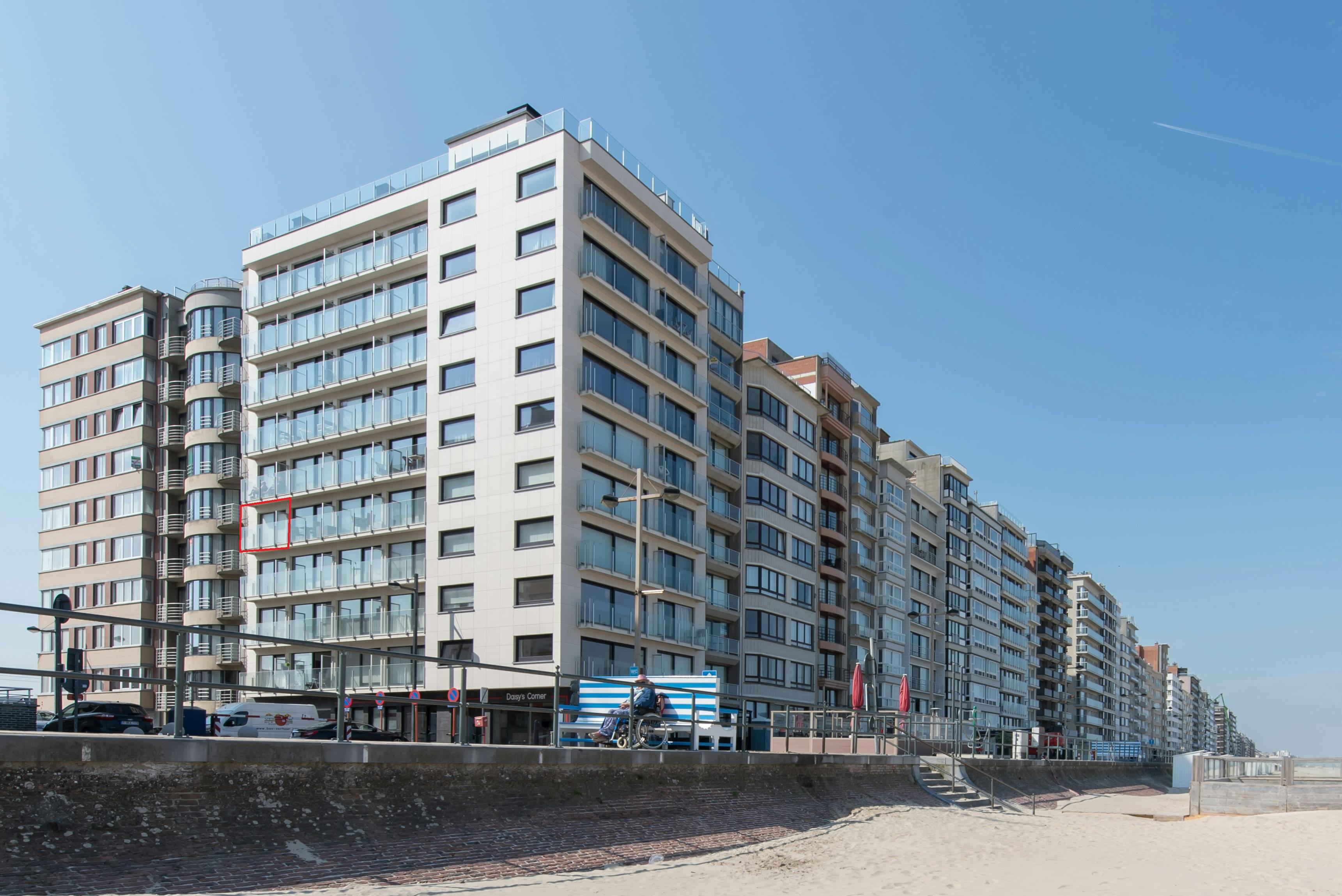 Prachtig gerenoveerde studio met slaaphoek en zijdelings zeezicht! foto 4