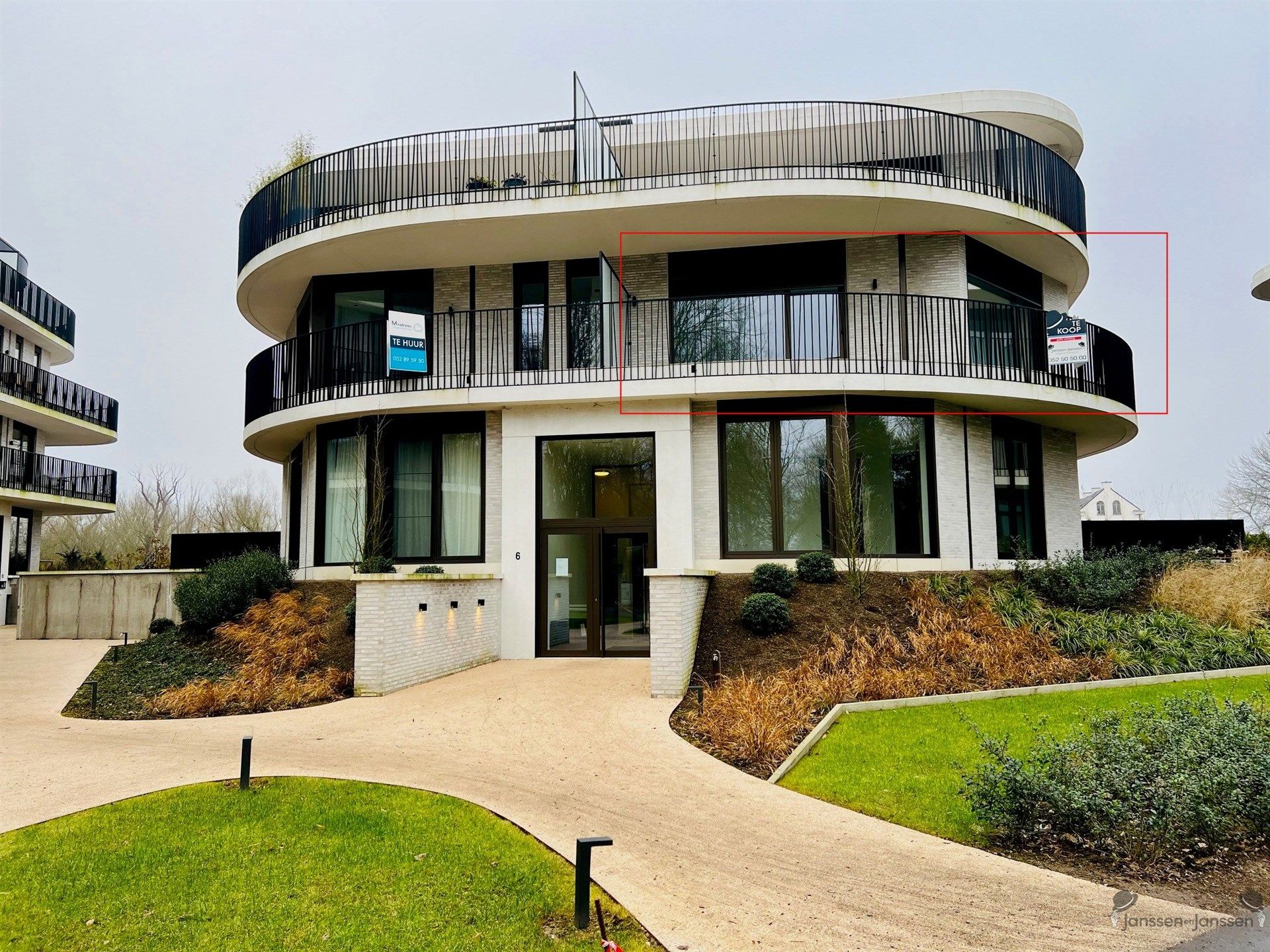 Assistentiewoning op de 1ste verdieping met terras foto {{pictureIndex}}