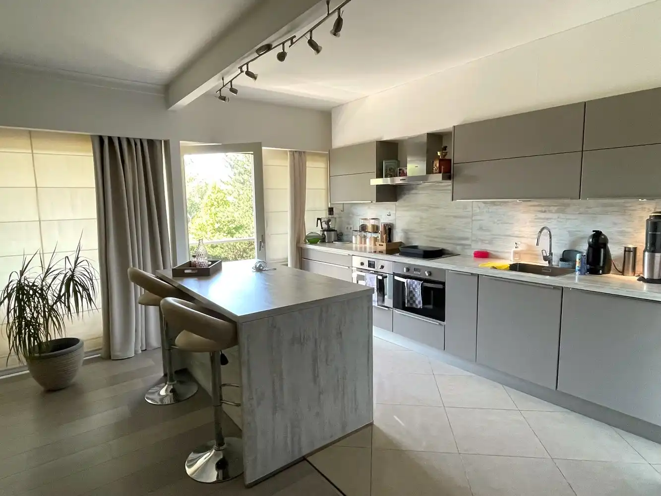 Zonnig appartement met garage en kelder - ideale investering! foto 4