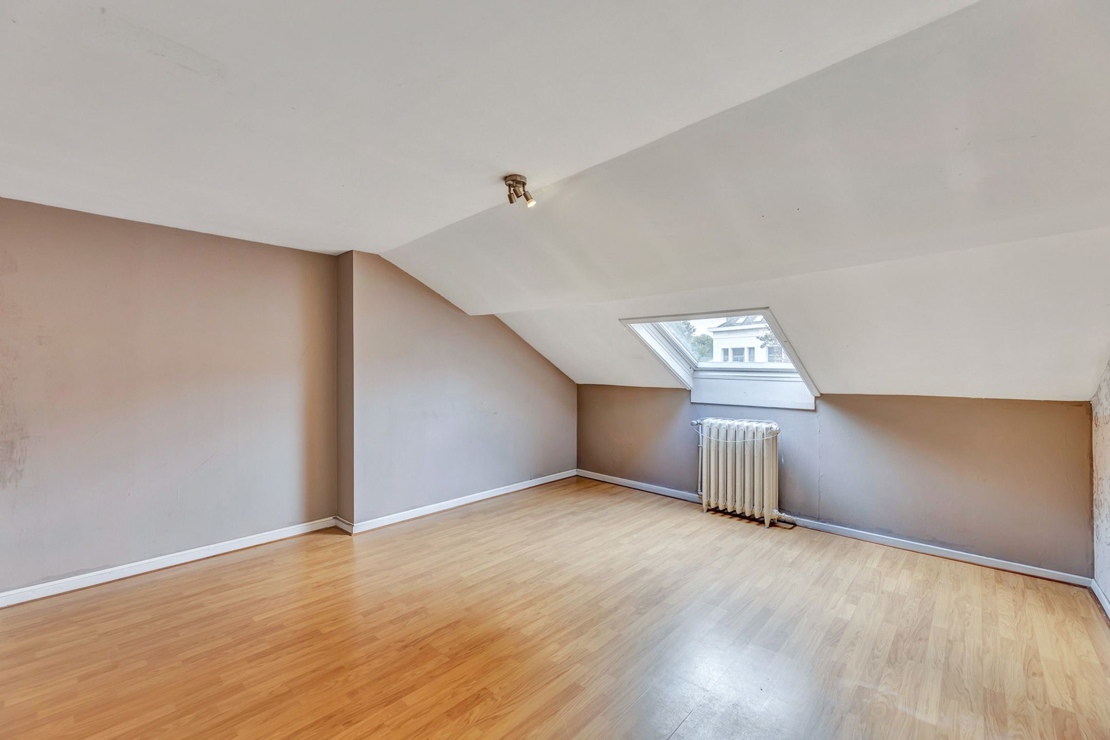 Op te frissen woning met tuin in Ternat! foto 3