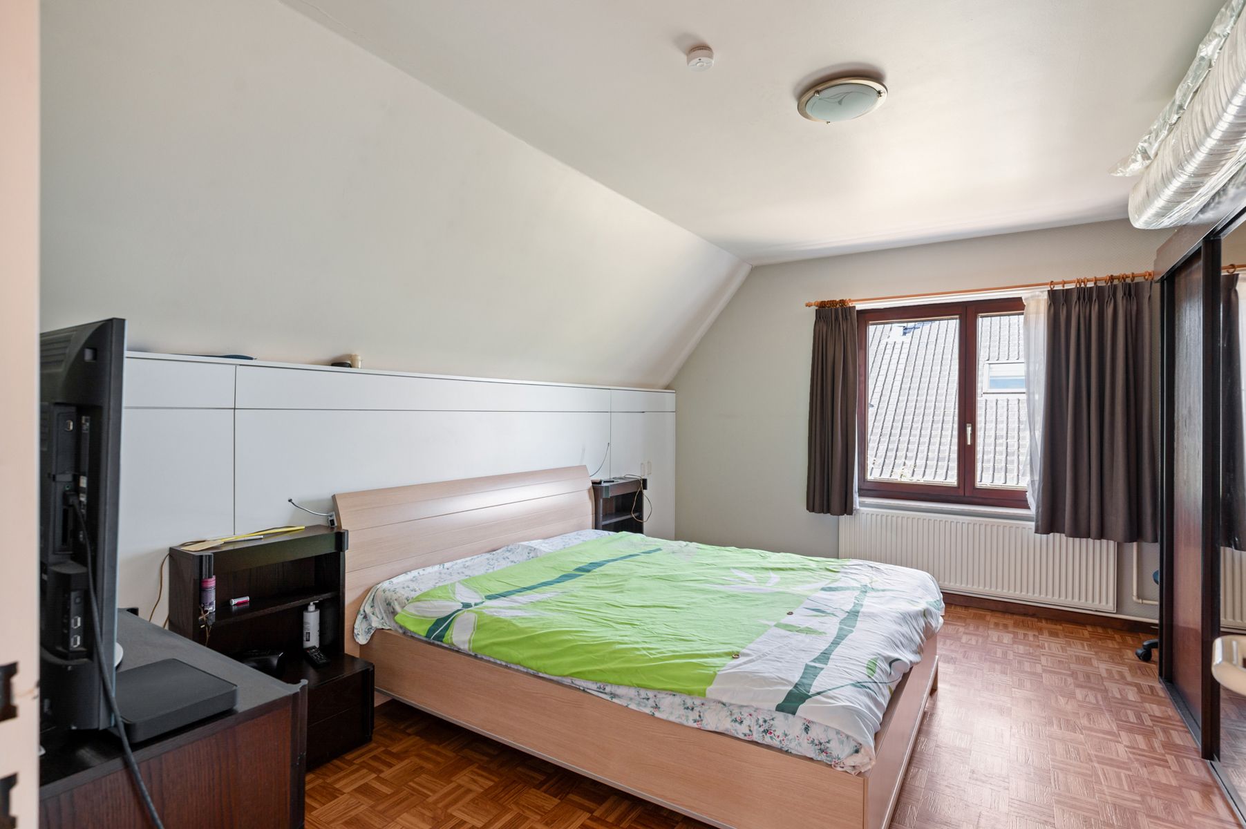 Ruime gezinswoning met bijgebouw en tuin op 694m2 grond foto 5