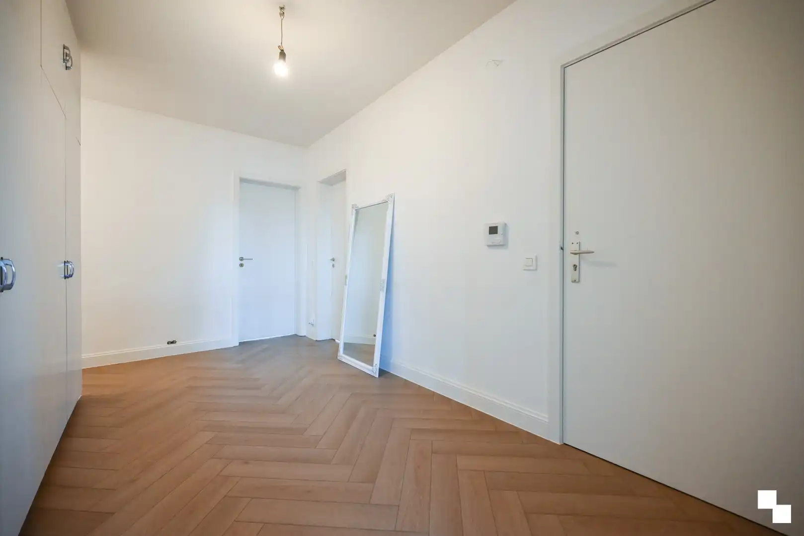 Volledig gerenoveerd appartement met drie slaapkamers te centrum Izegem foto 3