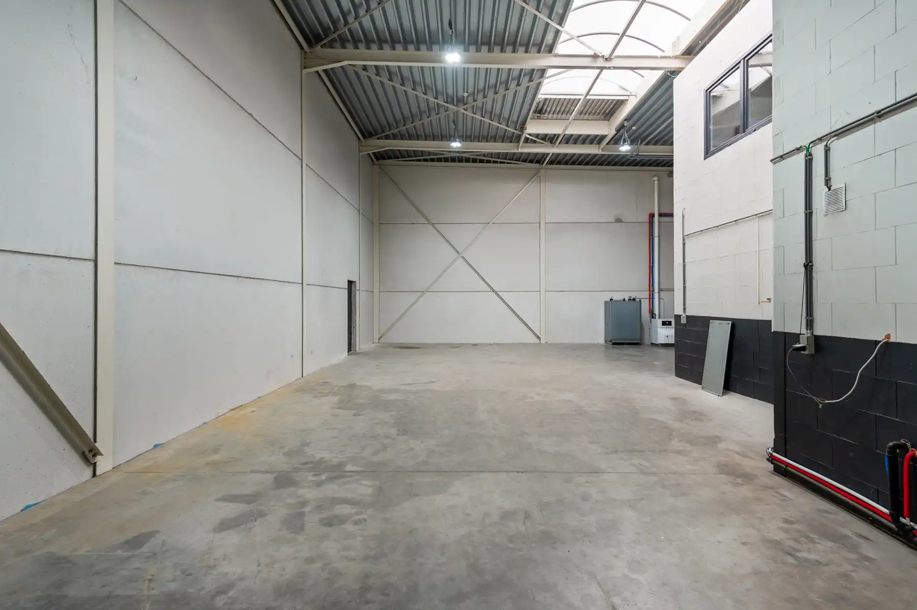 KMO Unit van 210m²+63m² verdieping+ 2pp foto 17