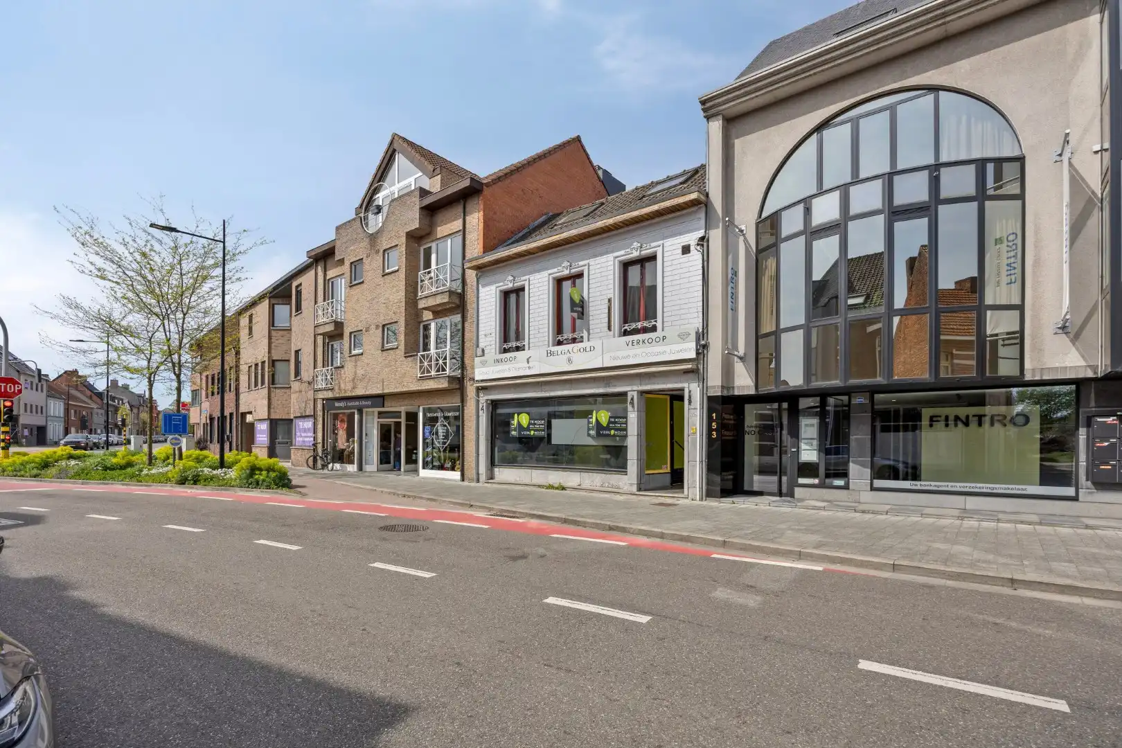 Commercieel gelegen handelspand met appartement met 3 slaapkamers en leuke stadstuin ! foto 2