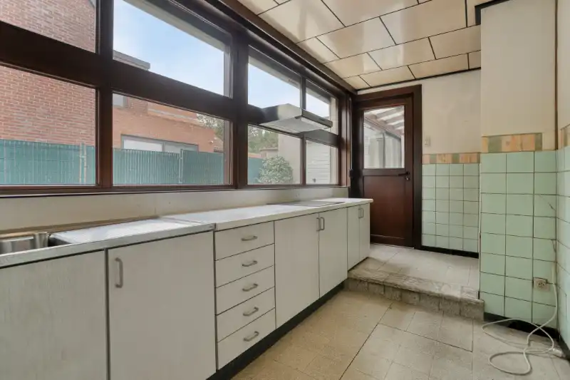 HALFOPEN BEBOUWING MET VEEL RENOVATIEPOTENTIEEL EN RUIM DAKTERRAS foto 9
