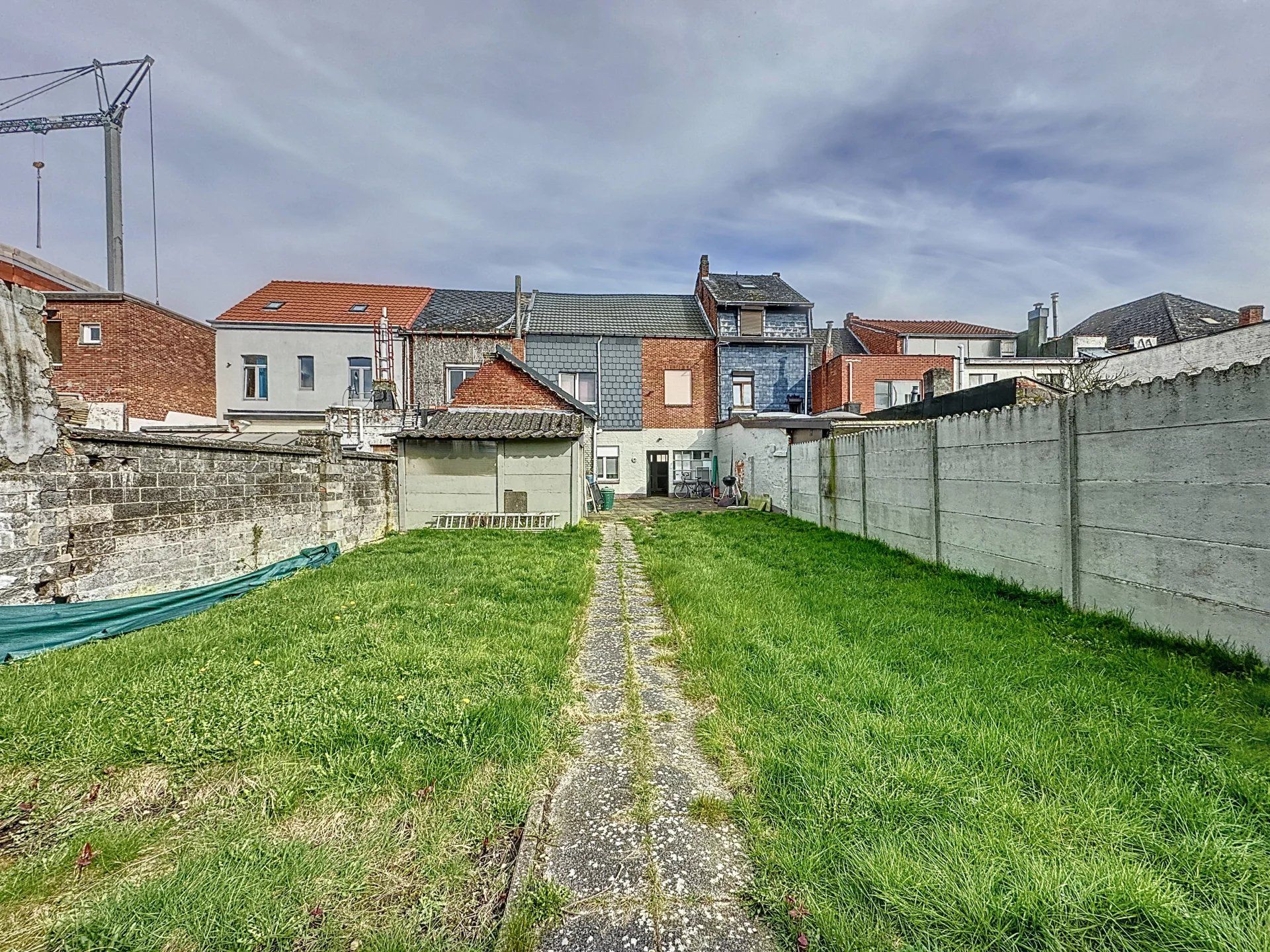 Gezellige te renoveren stadswoning met 4 slaapkamers, tuin en garage. foto 16