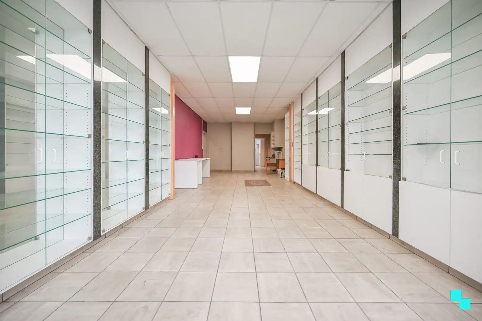 Ruim handelspand met woonst, garage en tal van mogelijkheden in Emelgem foto 2