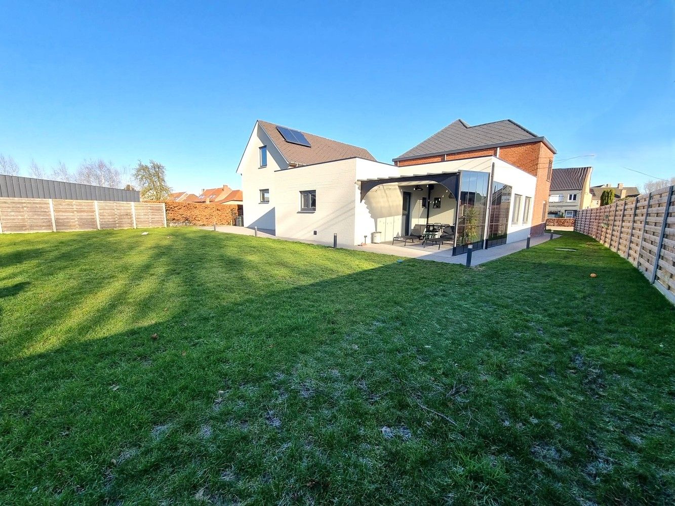 Instapklare woning met 5 slaapkamers met groot naastliggend magazijn. Ideaal voor zelfstandigen. foto 3