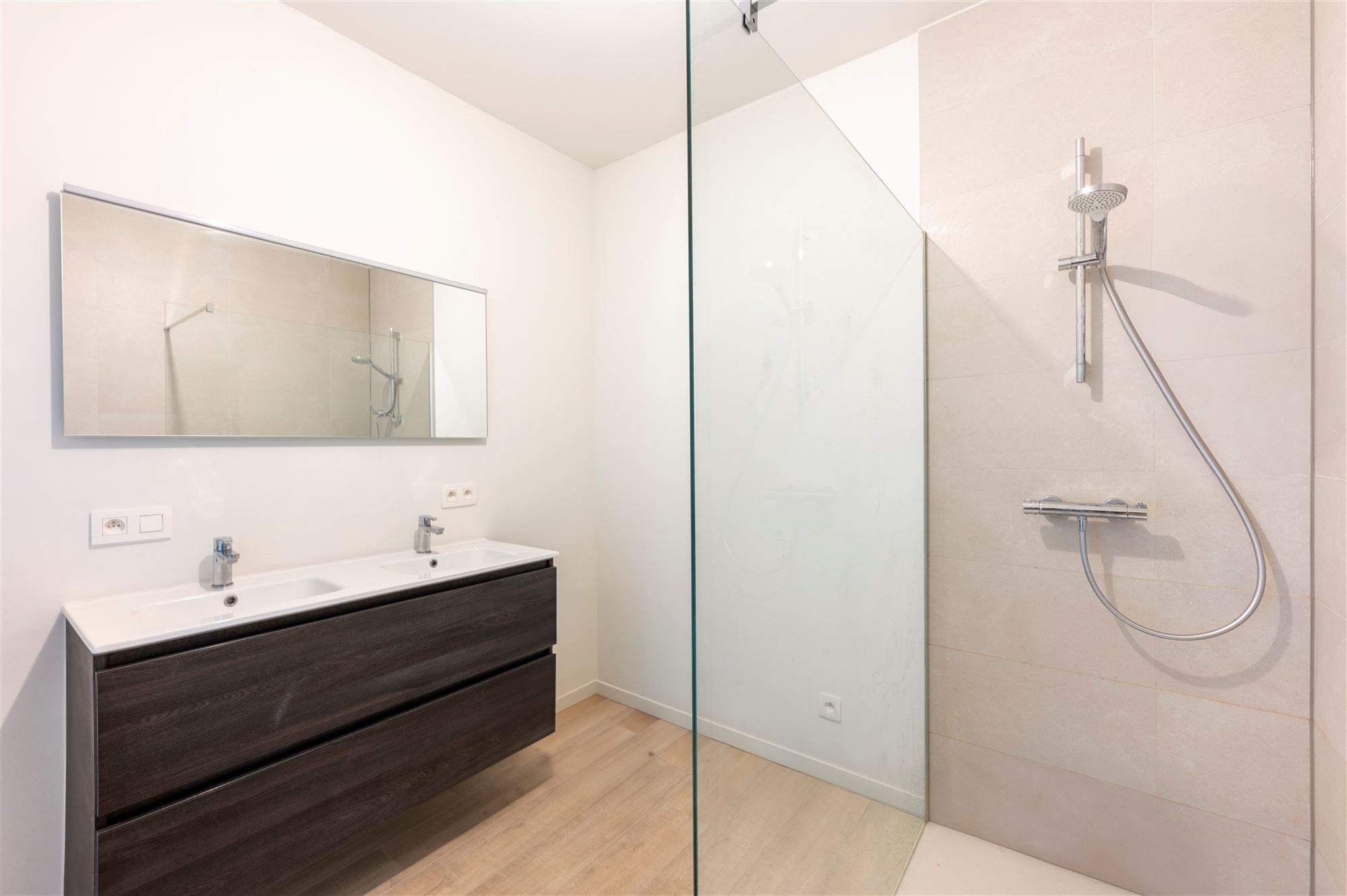 Ruim nieuwbouw appartement met terras foto 8