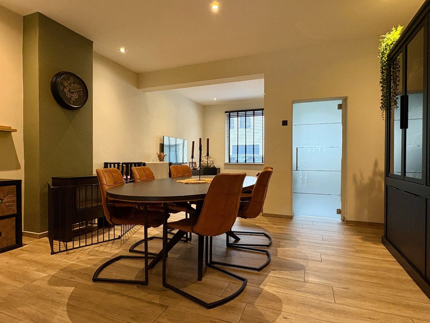 Starterswoning te koop in Roeselare met 2-3 slaapkamers en een ruime  vernieuwde leefruimte.  foto 5