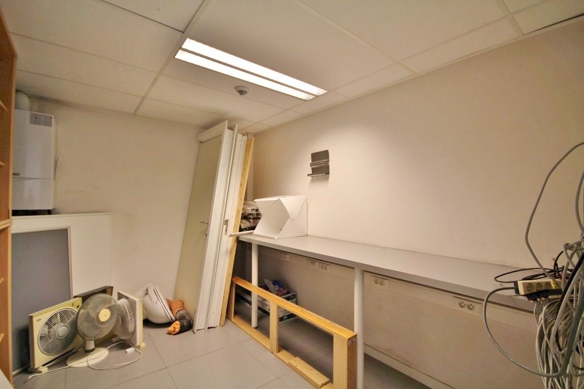 Instapklaar handelspand met magazijn op toplocatie in Sint-Truiden foto 17