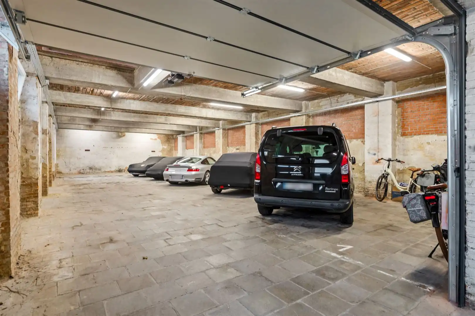 Achtergelegen magazijn ca. 275m2 met verdieping foto 8