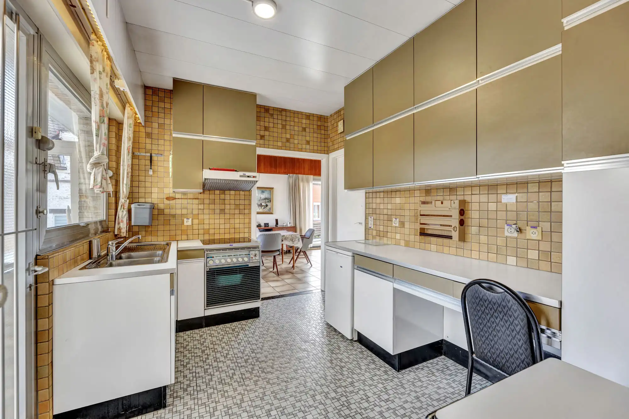 Bungalow met garage en tuintje op strategische ligging foto 11