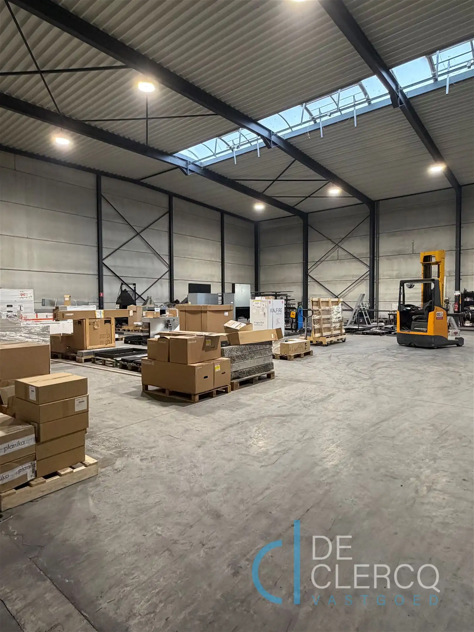 Ruim, goed gelokaliseerd magazijn te huur met parking!  foto 6