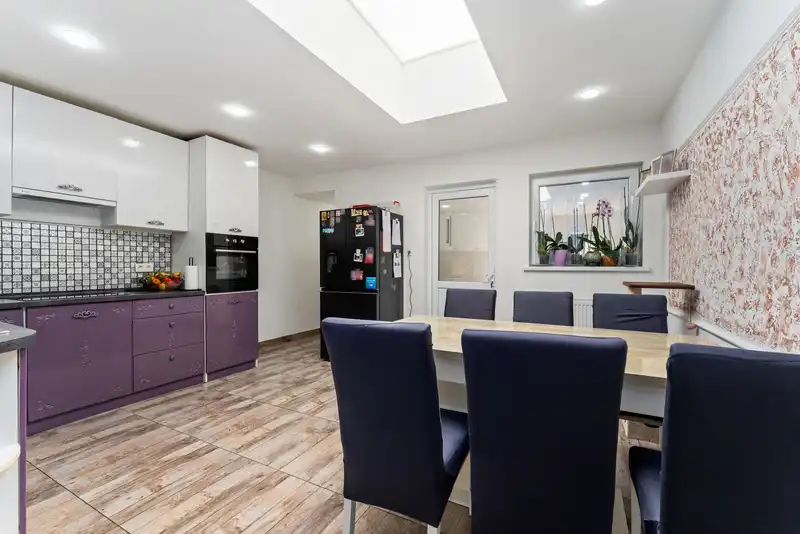 Centrum Roeselare - Instapklare woning met 3 slaapkamers, veranda en gezellige tuin. foto 6
