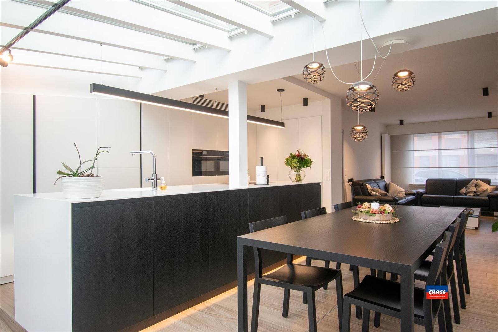 Prachtig gerenoveerde gezinswoning met zonnepanelen foto 3