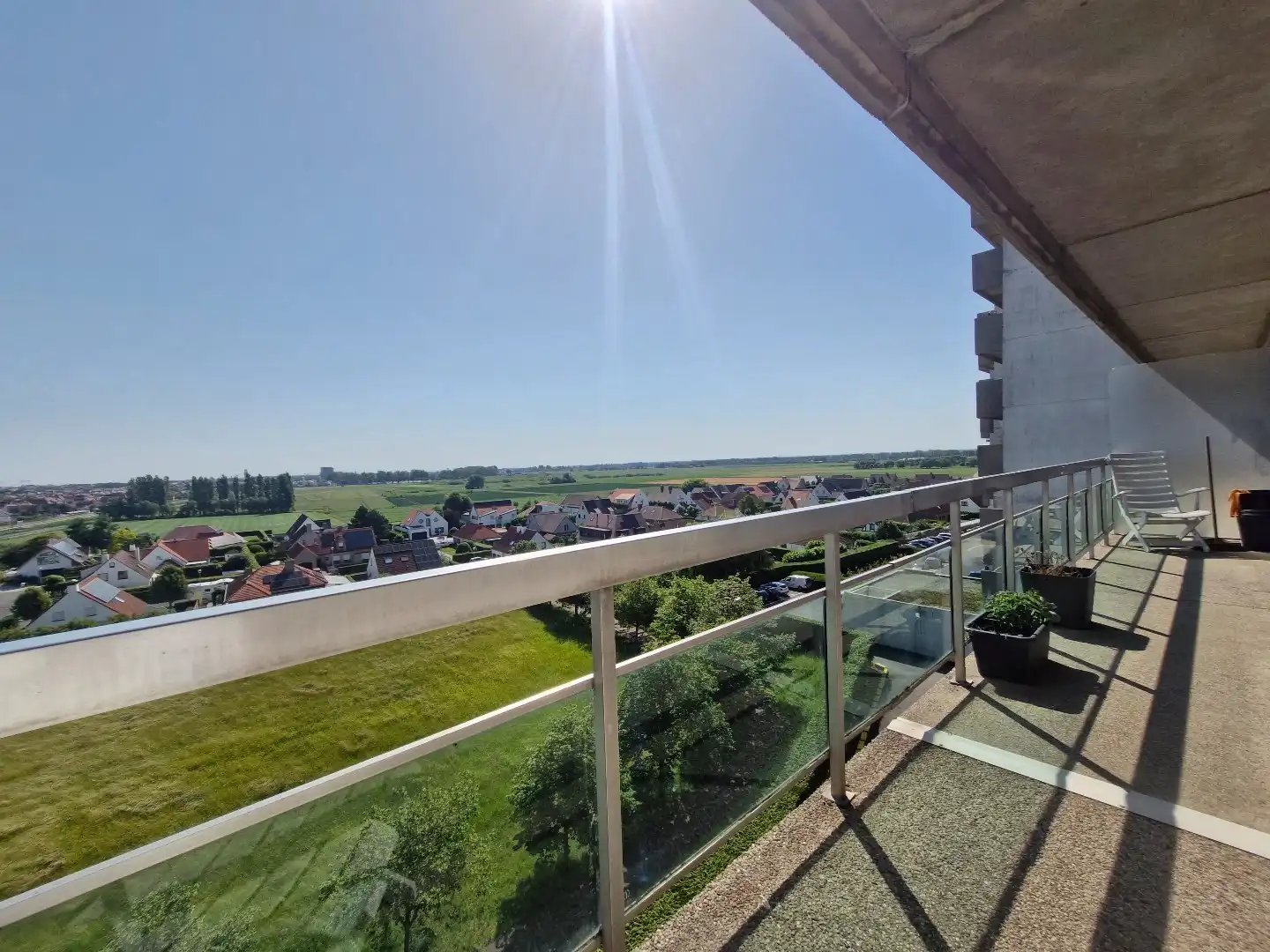 Studio met ruim terras en prachtig uitzicht op wandelafstand van zee. foto 13