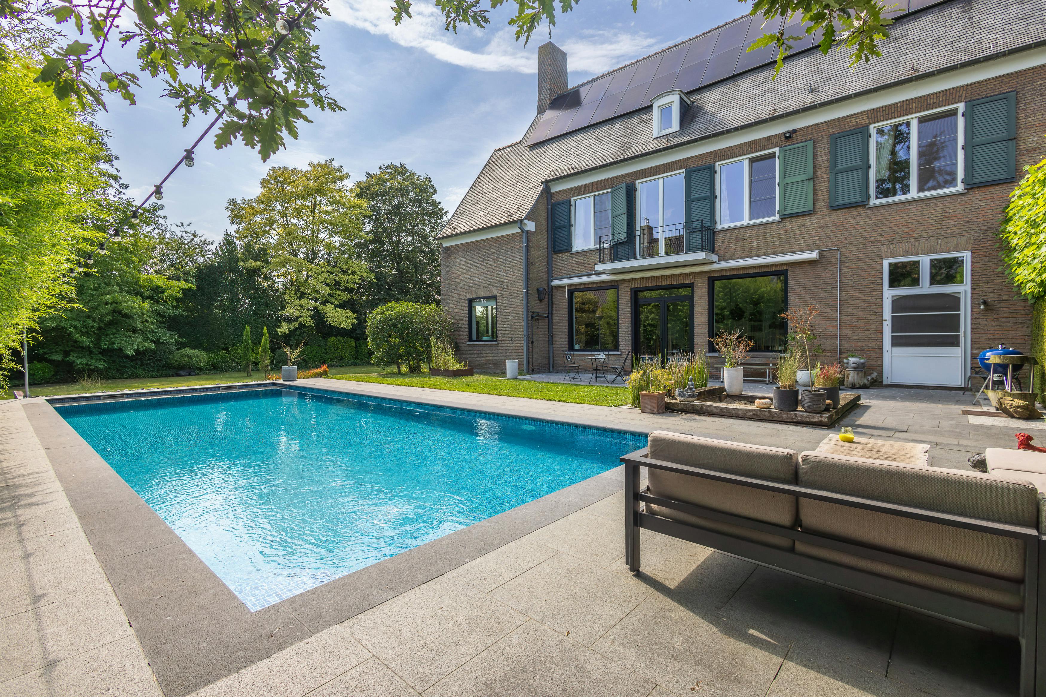 Riante architectenwoning met 6 slaapkamers te koop in Zedelgem foto 2
