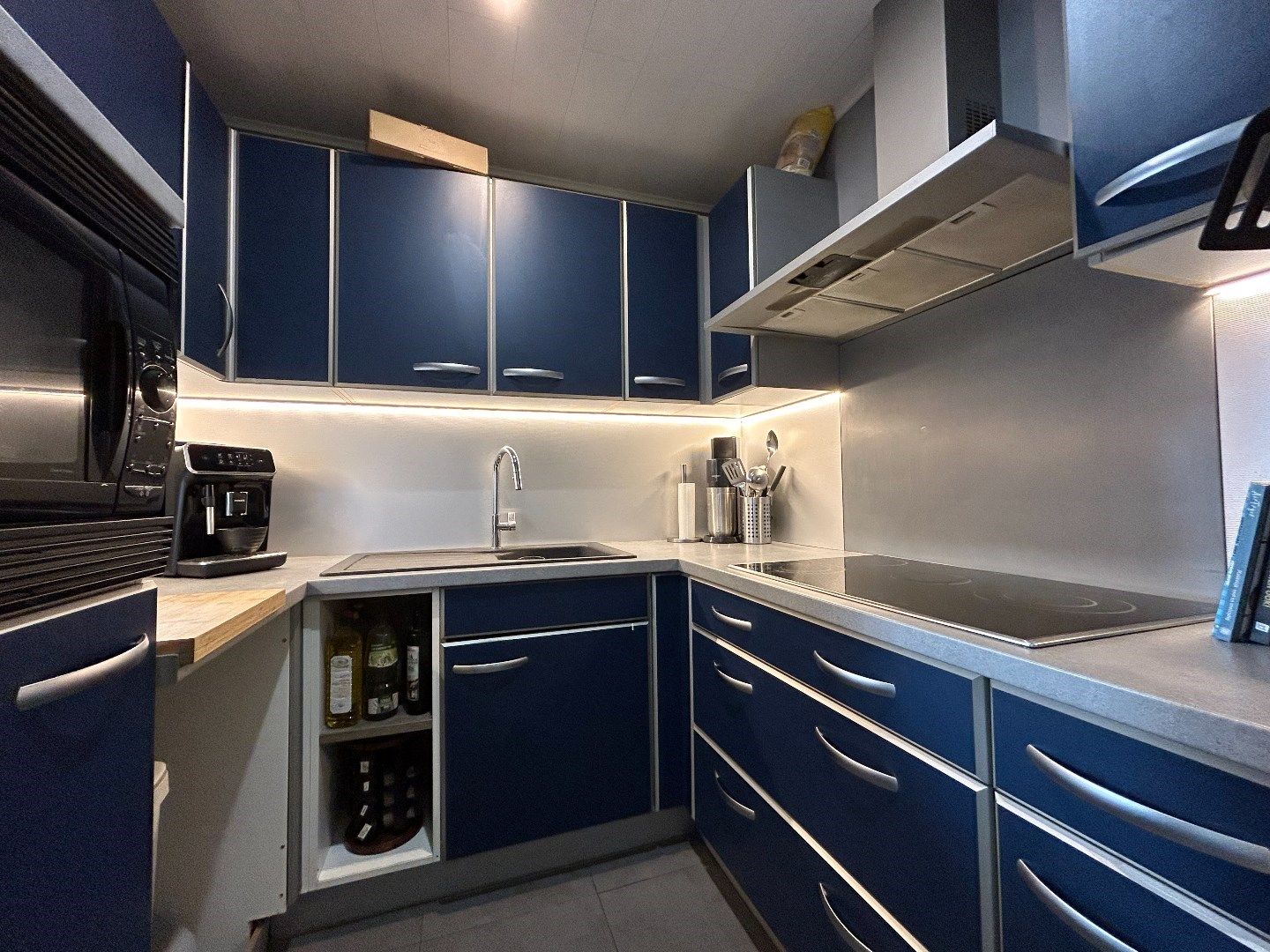Instapklare rijwoning met veel bergruimte TE KOOP  in het bruisende Waregem. foto 8