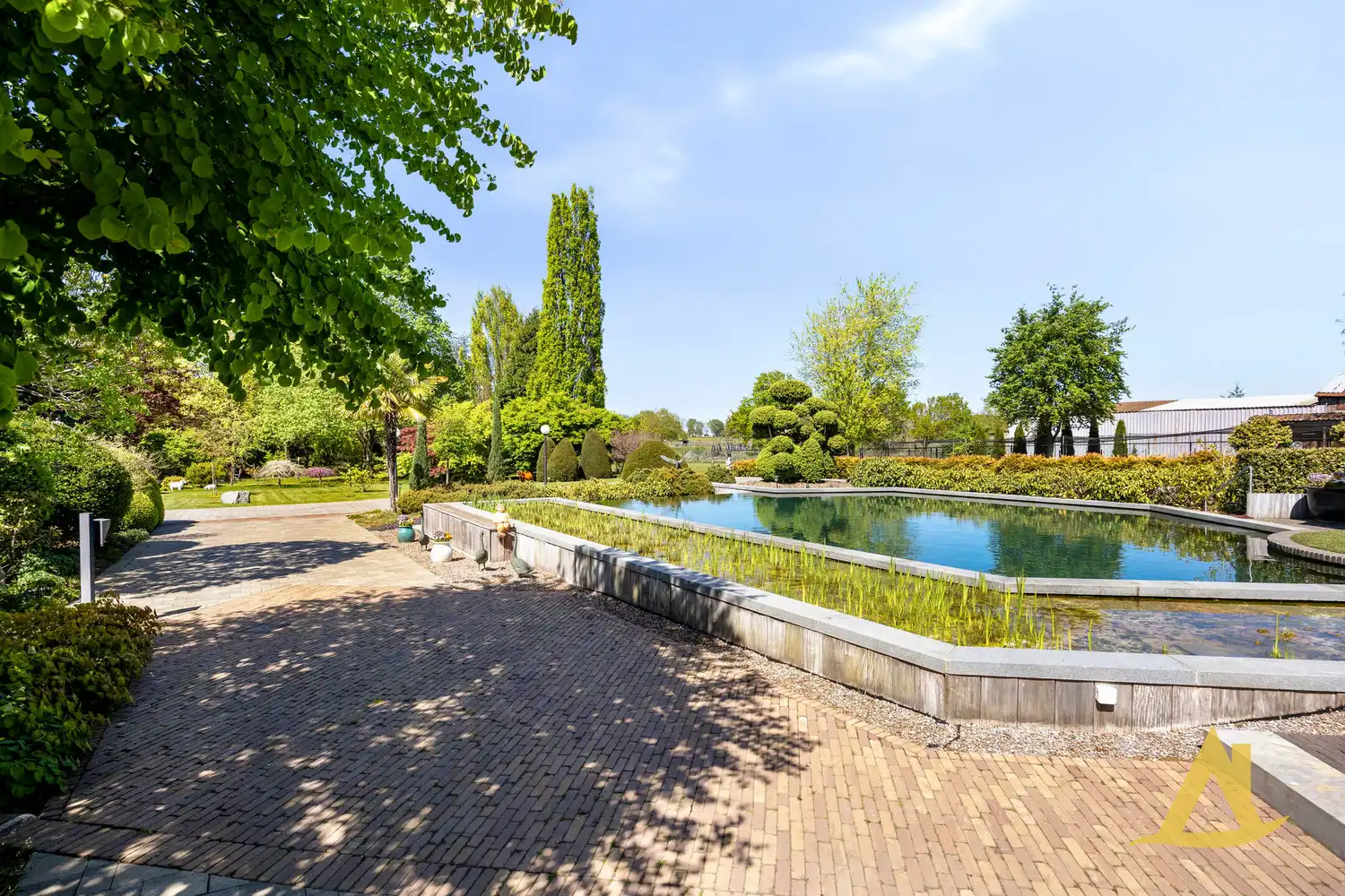 EXCLUSIEVE VILLA MET PARKTUIN EN ZWEMVIJVER OP EEN PERCEEL VAN 1HA 5A 16CA! foto 24