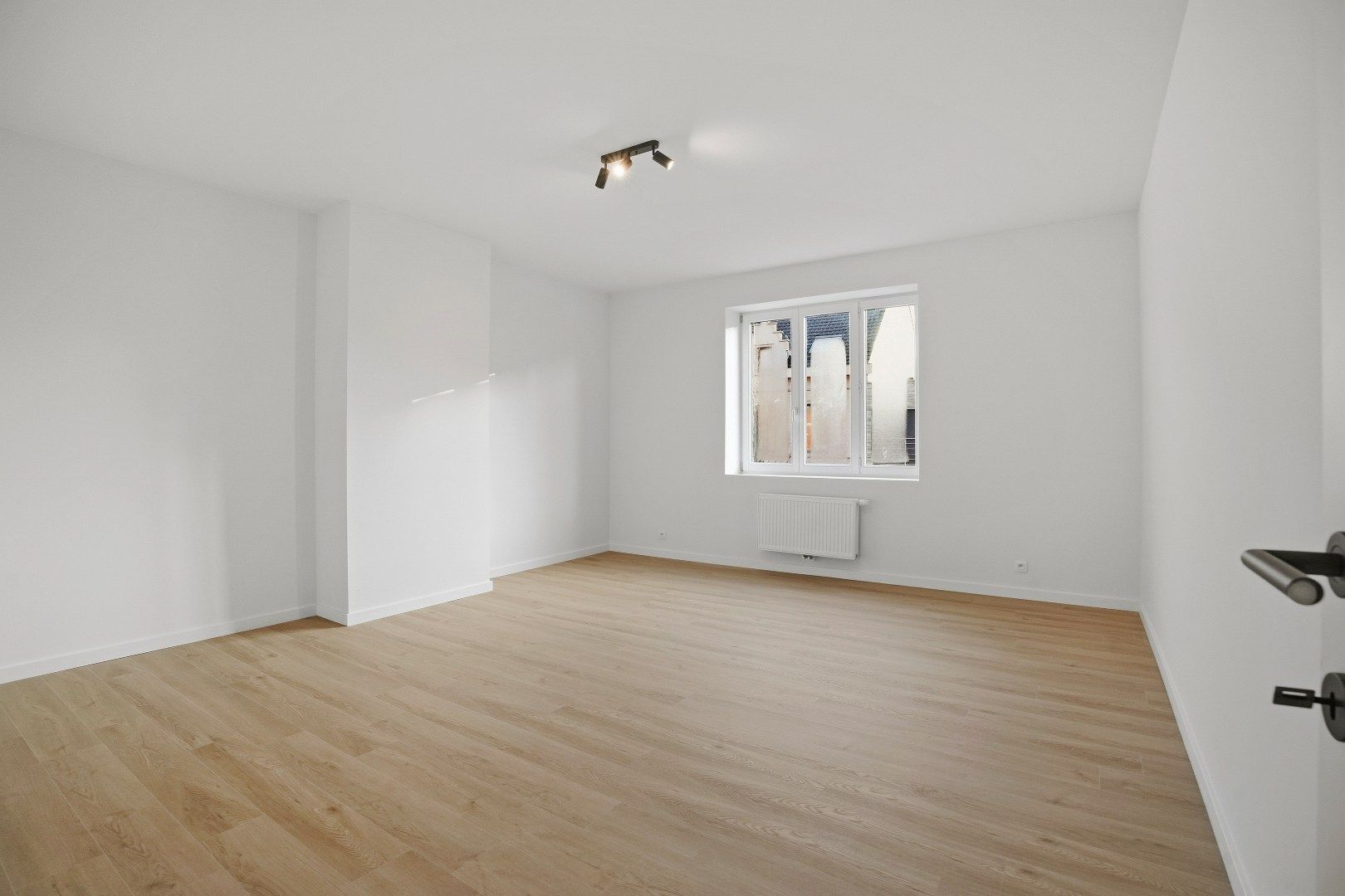 Grote woning, voorzien van vier kamers, twee badkamers, een uitweg,... foto 21