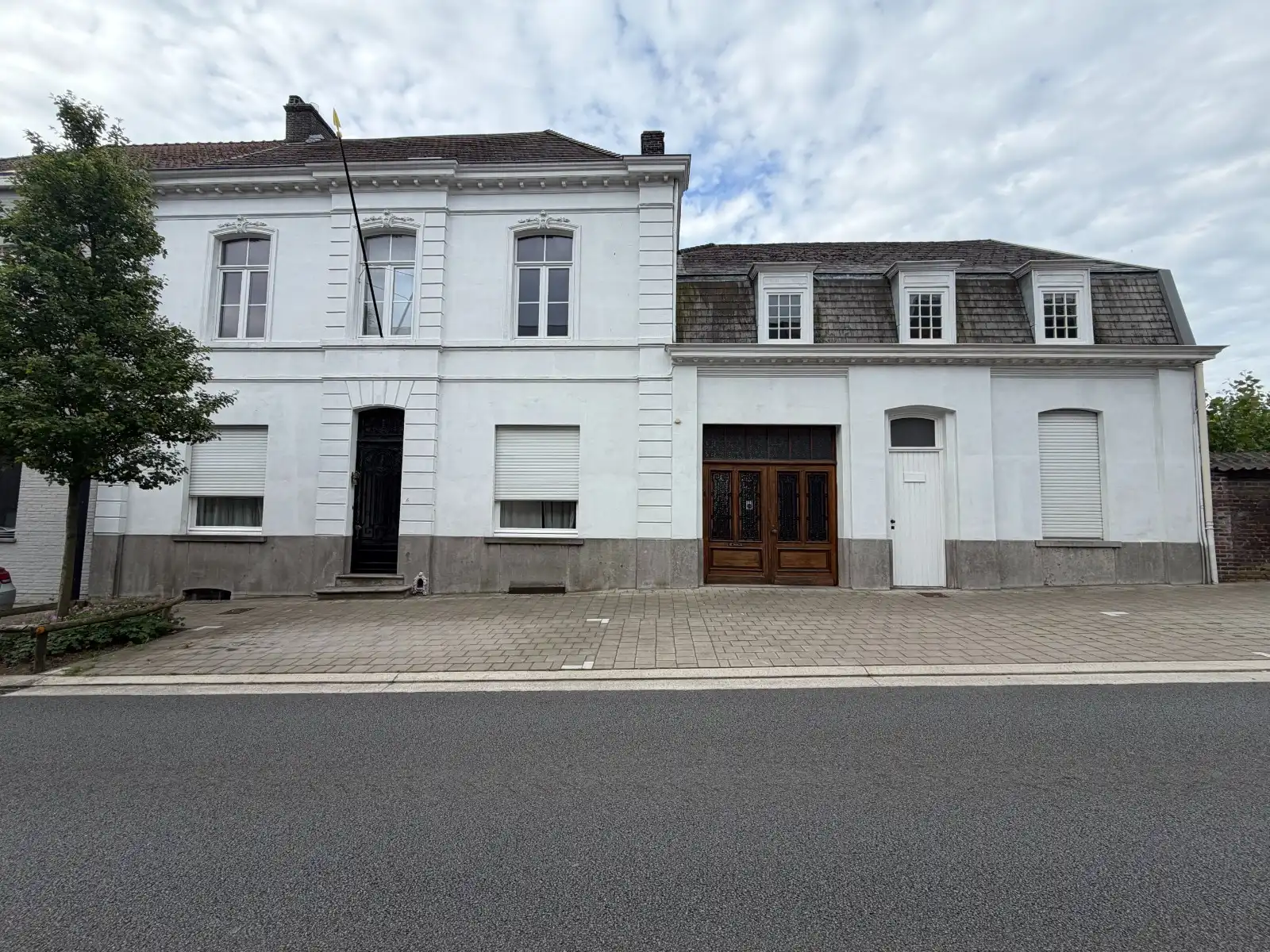 Prachtig herenhuis in het centrum van Kruishoutem foto {{pictureIndex}}