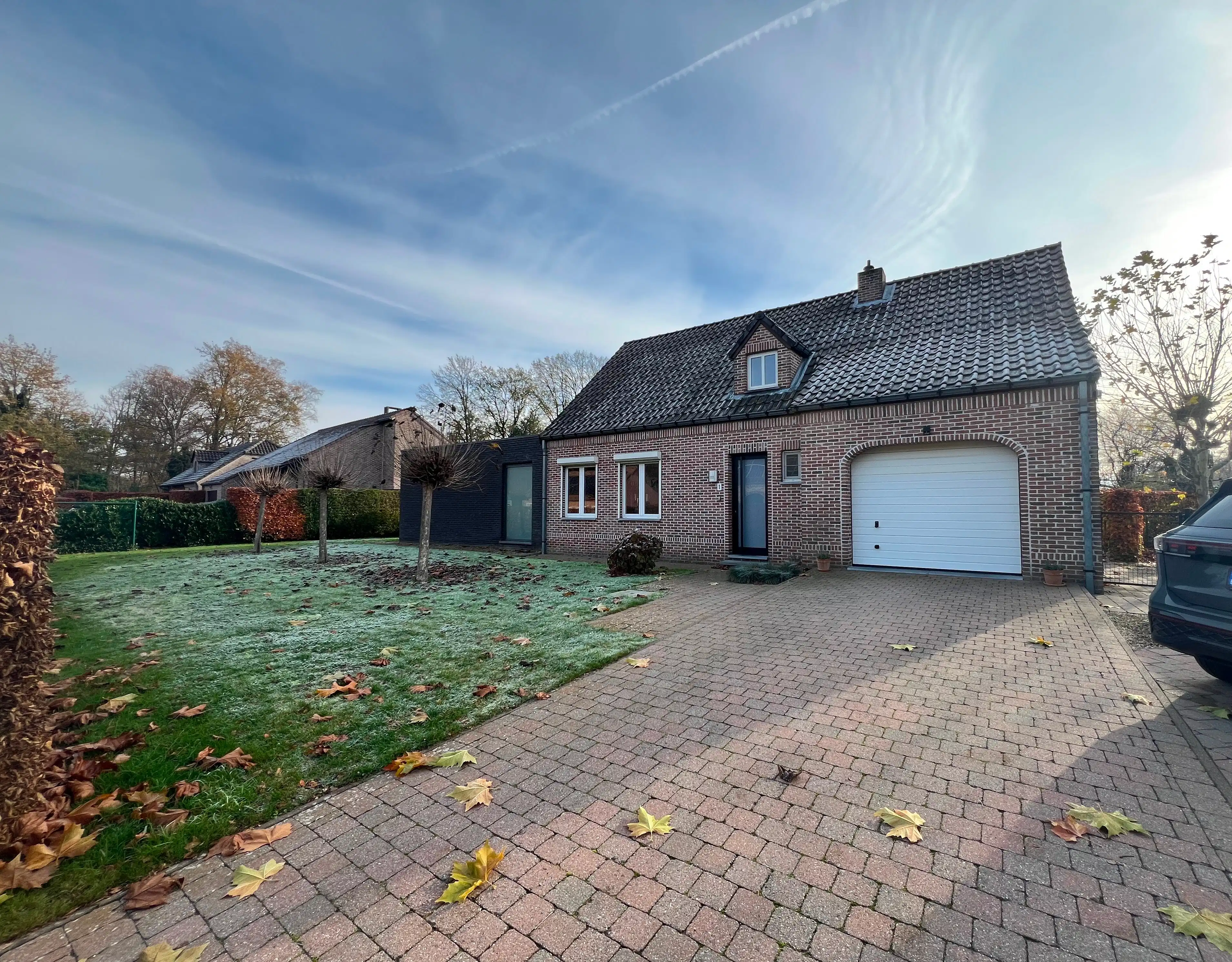Instapklare, volledig gerenoveerde droomwoning met 3 slaapkamers, inpandige garage en prachtig aangelegde tuin foto {{pictureIndex}}