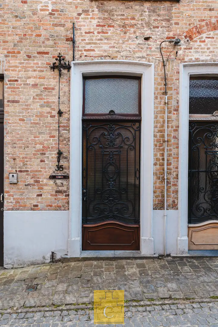 Ruime karakterwoning met 17e-eeuwse gevel, kleine garage, zongerichte terrastuin en extra terras op het verdiep, mooie locatie in het hartje van Brugge foto 2